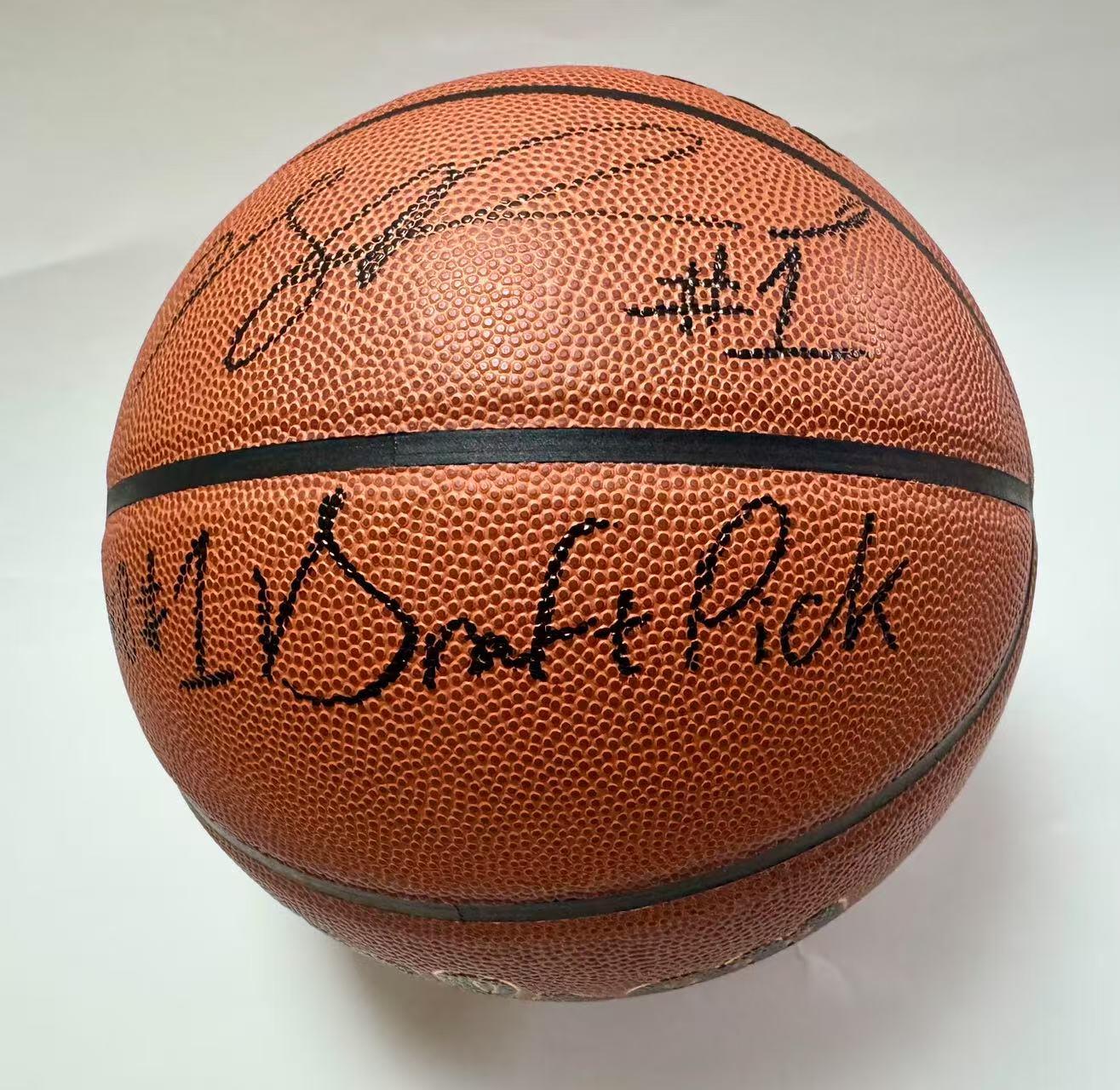 零元拍：  “风城玫瑰”德里克-罗斯签名Wilson威尔胜金标NBA用球，亲书“2008选秀第一顺位”！签于2025威尔胜“致胜瑰来”罗斯联名产品发布会！