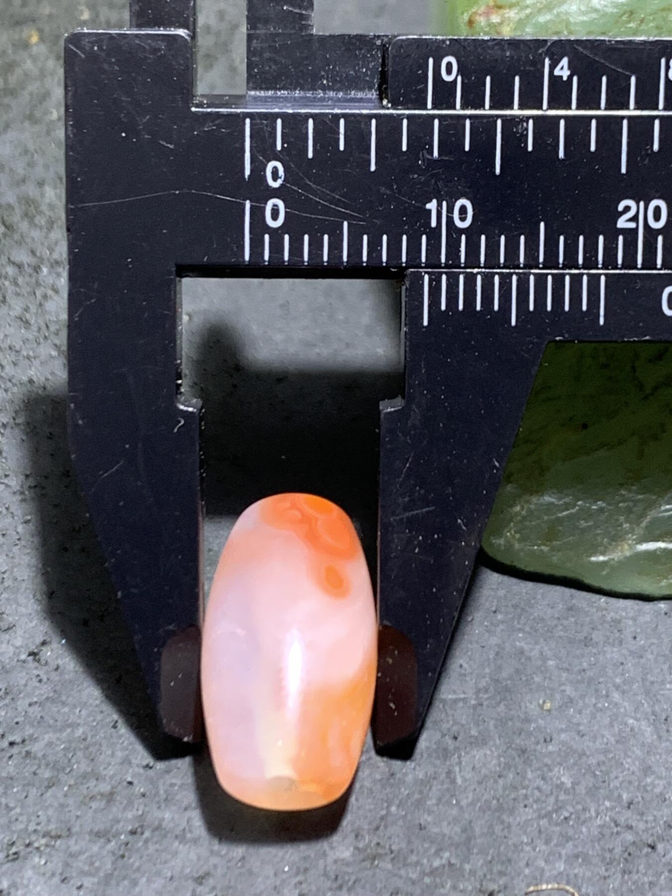 川料红白南红玛瑙桶珠一颗！