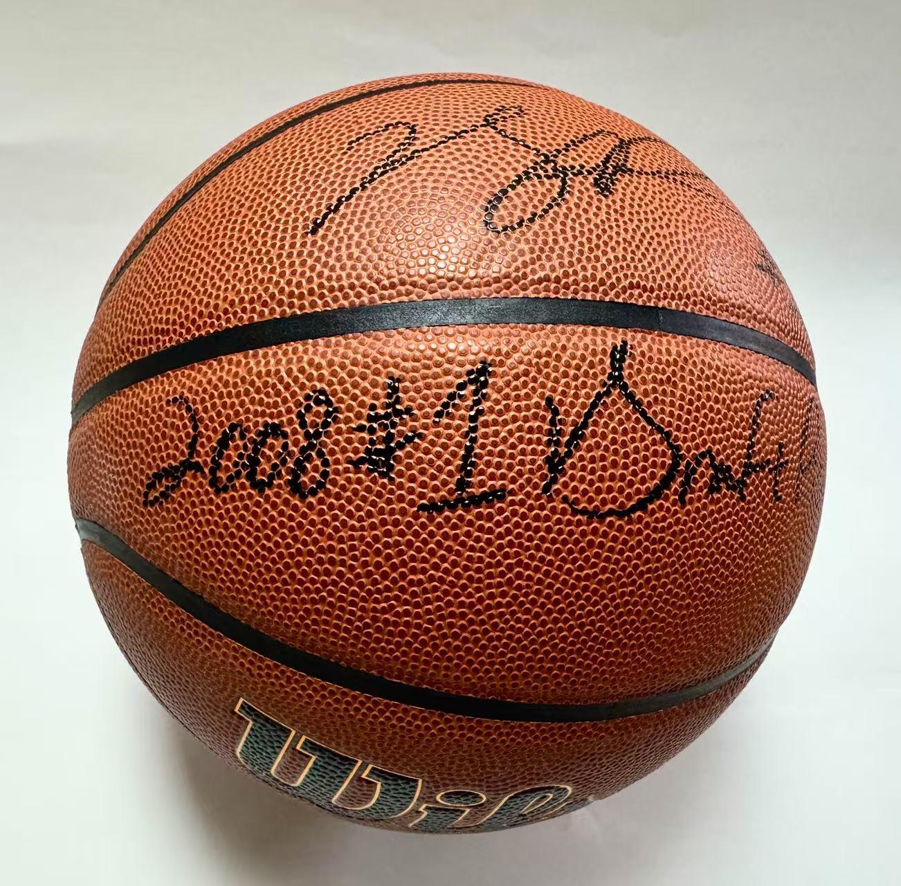 零元拍：  “风城玫瑰”德里克-罗斯签名Wilson威尔胜金标NBA用球，亲书“2008选秀第一顺位”！签于2025威尔胜“致胜瑰来”罗斯联名产品发布会！