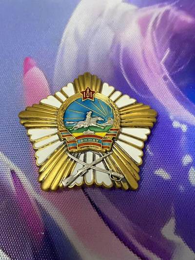苏联勋章奖章5月21日晚上九点结束在麦稀奇 找不到的加我qq或者微信都是184277308备注苏章拍卖。最好加微信群每次都会通知还有提前可以一口价的 最近会持续拍卖一些东西。 - 蒙古战功勋章 别针版 7800 品相非常好 上面红色珐琅顶部有一点点瑕疵 正面看不出来 镀层也非常好