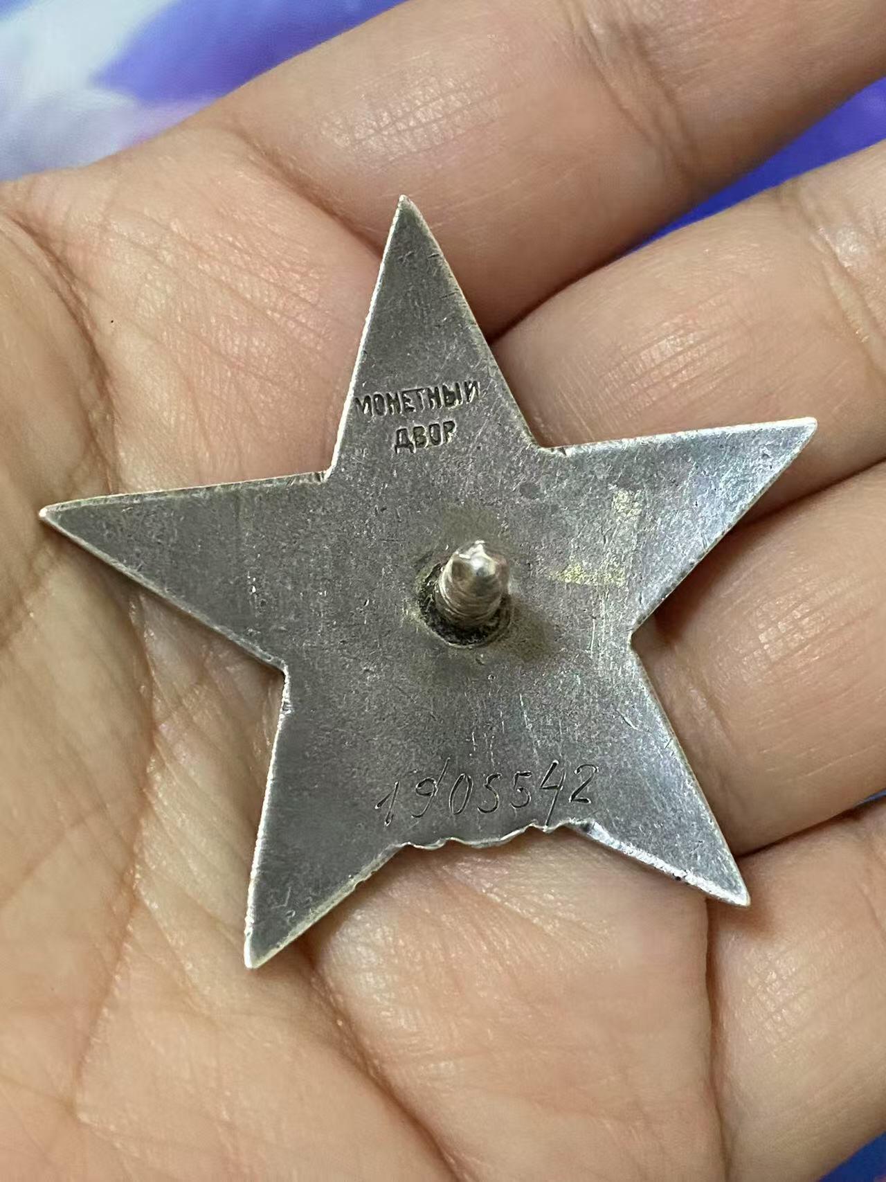 苏联勋章奖章5月21日晚上九点结束在麦稀奇 找不到的加我qq或者微信都是184277308备注苏章拍卖。最好加微信群每次都会通知还有提前可以一口价的 最近会持续拍卖一些东西。 苏联二战红星 1905542 火箭炮团 无线电员 好品无磕碰 佩戴痕迹 珠宝局版本 Шадрухин Сергей Васильевич 保障通讯获得 比较少的火箭炮团 269近卫后勤火箭炮团无线电员