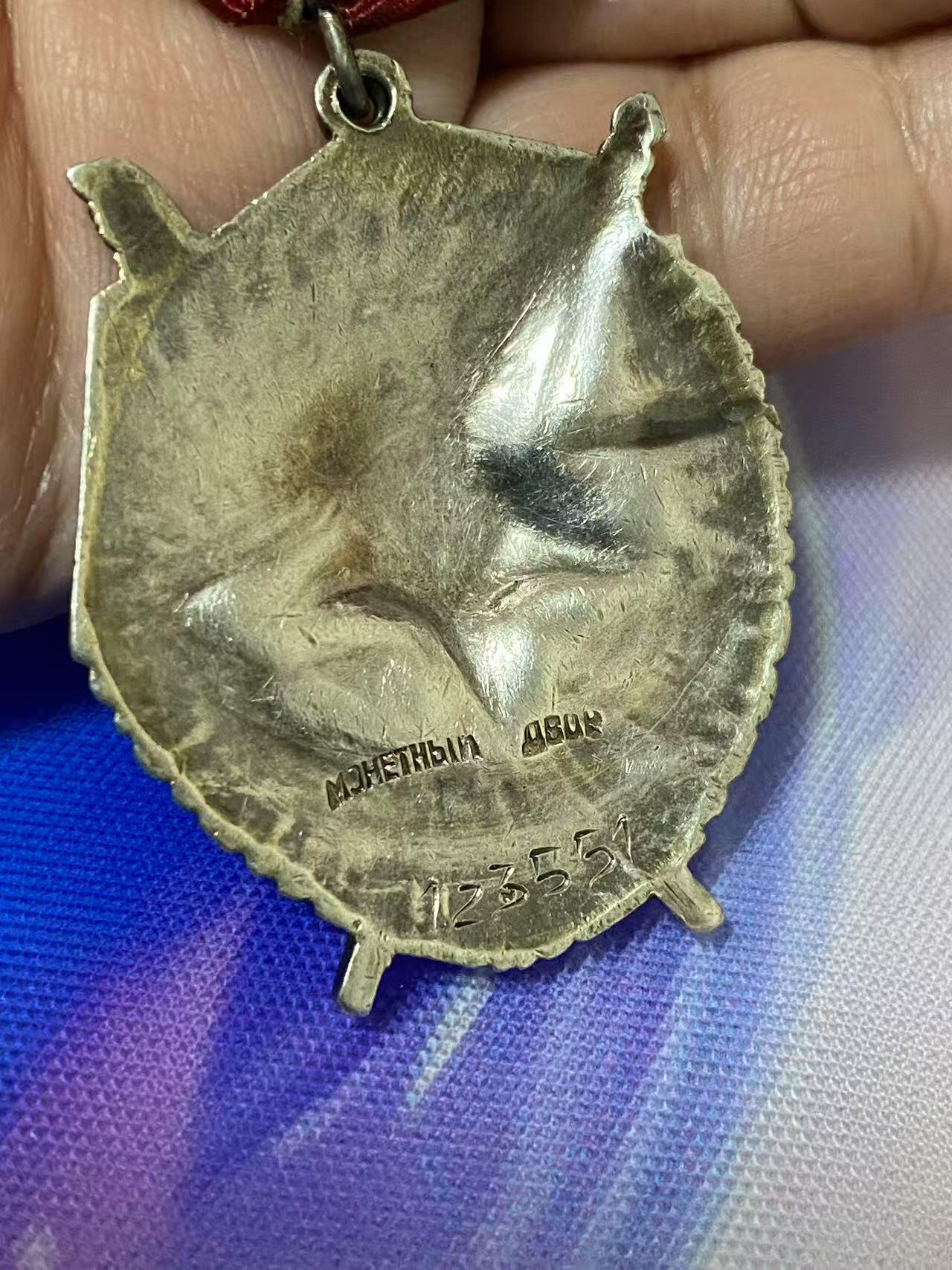 苏联勋章奖章5月21日晚上九点结束在麦稀奇 找不到的加我qq或者微信都是184277308备注苏章拍卖。最好加微信群每次都会通知还有提前可以一口价的 最近会持续拍卖一些东西。 苏联二战红旗勋章 飞行员 123551 珐琅上部左边 星星右上有补 开环 版本特别好 Смирнов Михаил Григорьевич 431红旗歼击机航空团飞行员 在波罗的海沿岸38次出击 3次空战 护卫强击机 获得红旗 具体看奖励卡 他的红星的奖励卡有对这个红旗空战的总结 记录了他一次空战中两架飞机击退六架fb190  还有一次摧毁了五节车厢 非常不错的飞行员红旗