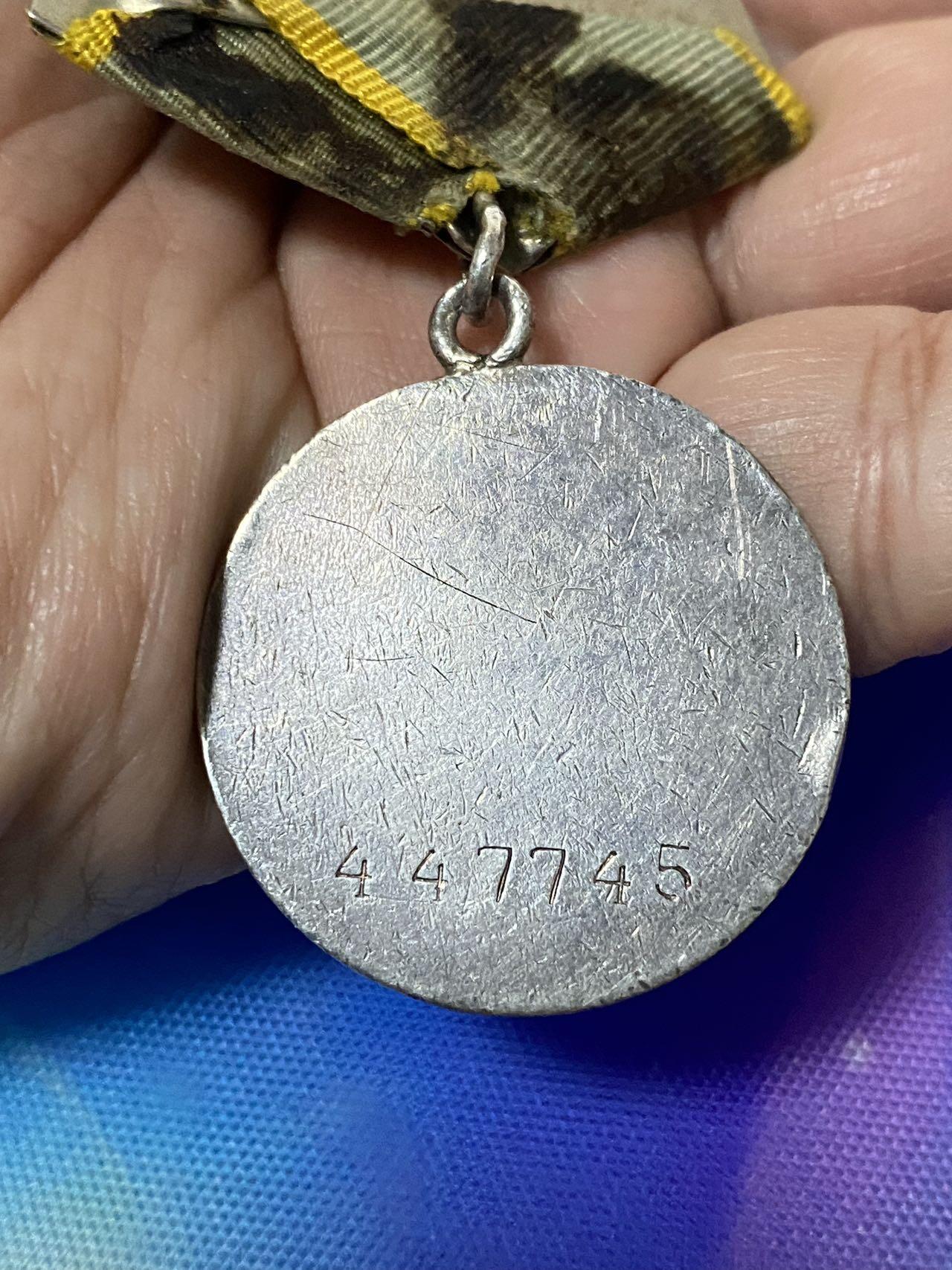 苏联勋章奖章5月21日晚上九点结束在麦稀奇 找不到的加我qq或者微信都是184277308备注苏章拍卖。最好加微信群每次都会通知还有提前可以一口价的 最近会持续拍卖一些东西。 苏联战功奖章 447745 小挂改大挂 环有焊接痕迹 白钢挂 珐琅如图 早期临时登记卡 Артамонов Александр Герасимович 空军仪表机械师 43.7.15，1架飞机从作战任务中返回的飞机上因敌军高炮油压表损坏，他用20分钟修复了损坏