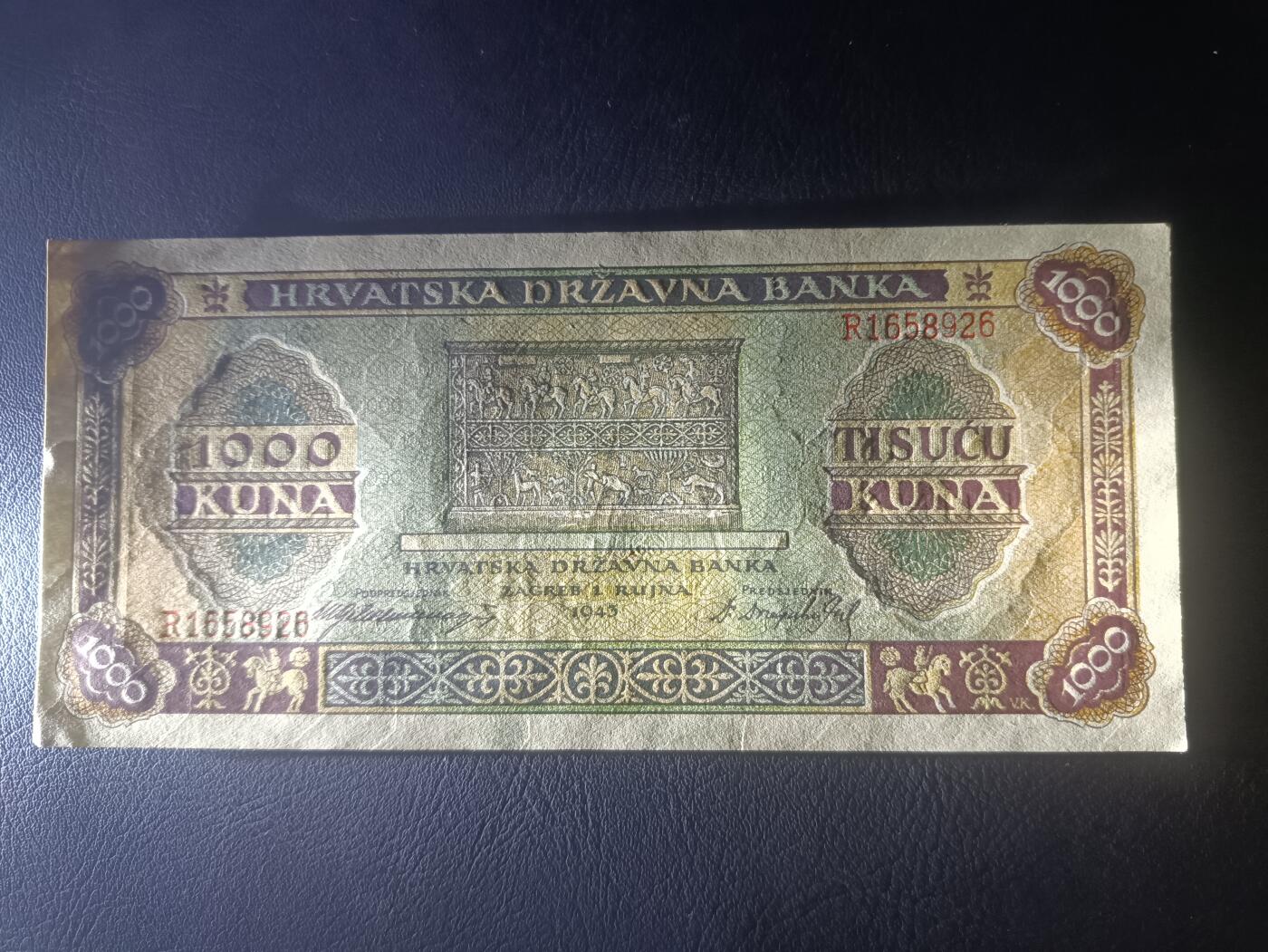 2025五月第三拍（总176期） 克罗地亚1943版1000库纳UNC-，15世纪的受洗池和传统服饰女性，二战德国傀儡政府时期发行