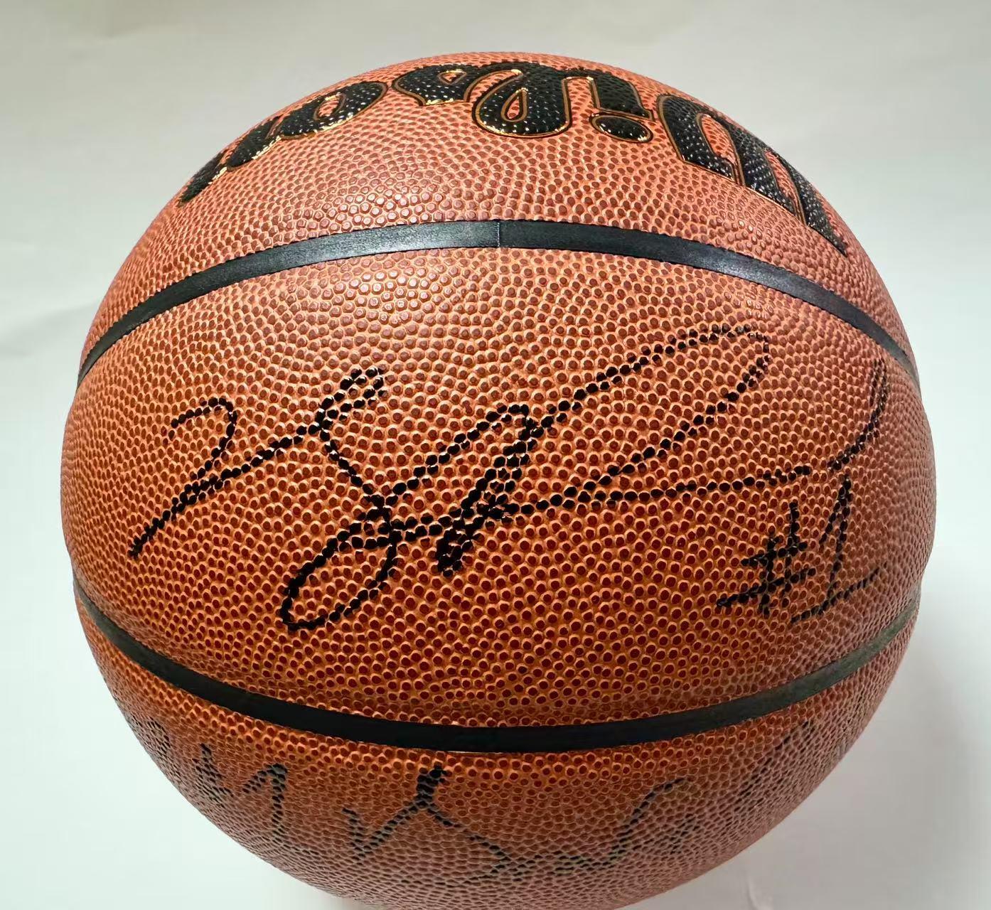 零元拍：  “风城玫瑰”德里克-罗斯签名Wilson威尔胜金标NBA用球，亲书“2008选秀第一顺位”！签于2025威尔胜“致胜瑰来”罗斯联名产品发布会！