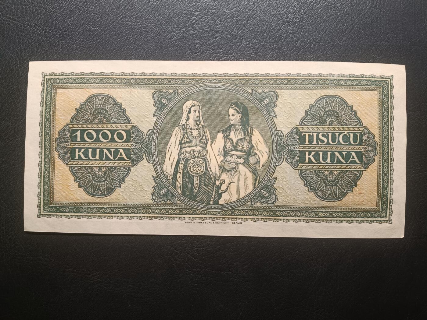 2025五月第三拍（总176期） 克罗地亚1943版1000库纳UNC-，15世纪的受洗池和传统服饰女性，二战德国傀儡政府时期发行