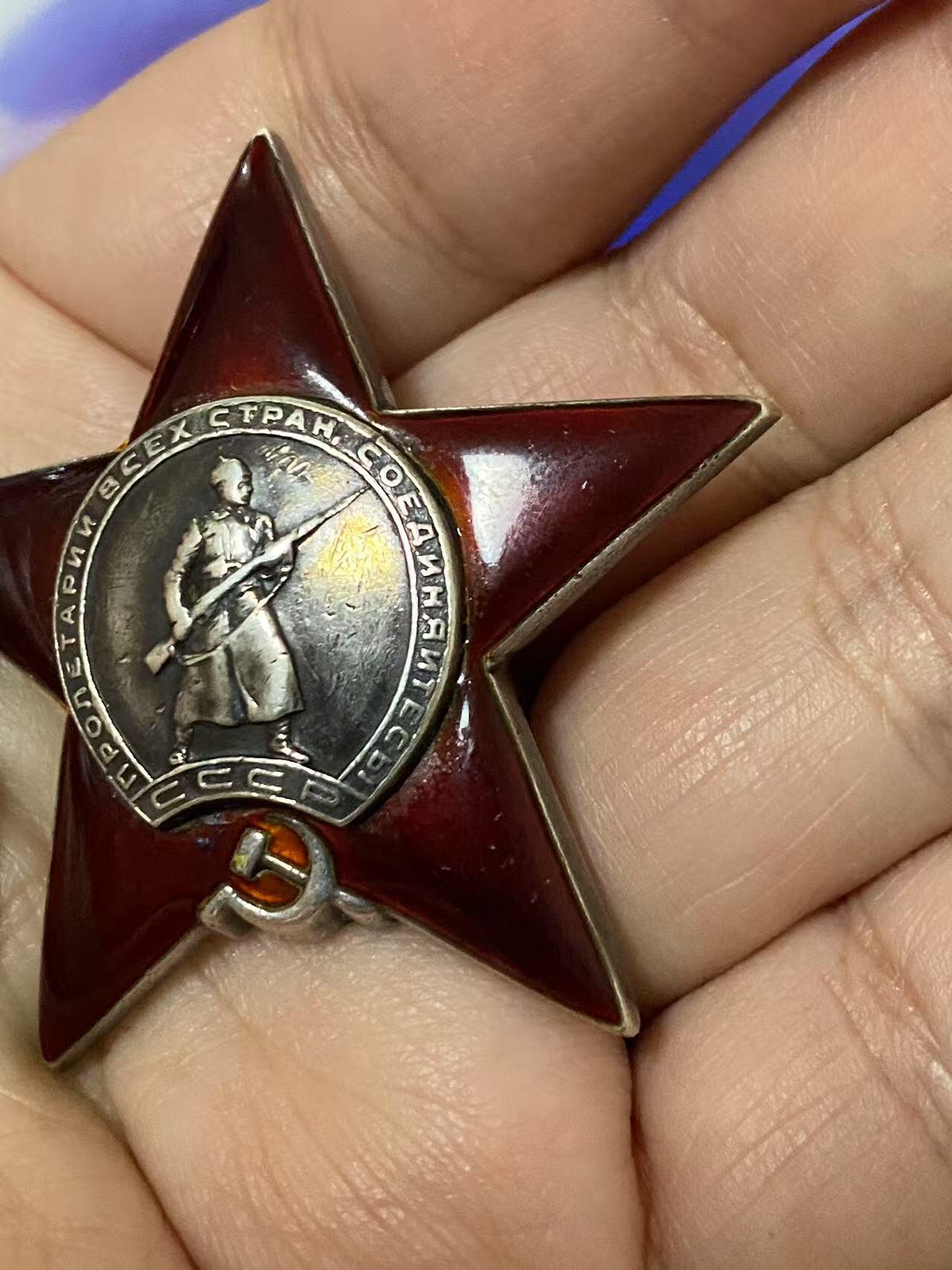苏联勋章奖章5月21日晚上九点结束在麦稀奇 找不到的加我qq或者微信都是184277308备注苏章拍卖。最好加微信群每次都会通知还有提前可以一口价的 最近会持续拍卖一些东西。 苏联二战红星 1905542 火箭炮团 无线电员 好品无磕碰 佩戴痕迹 珠宝局版本 Шадрухин Сергей Васильевич 保障通讯获得 比较少的火箭炮团 269近卫后勤火箭炮团无线电员