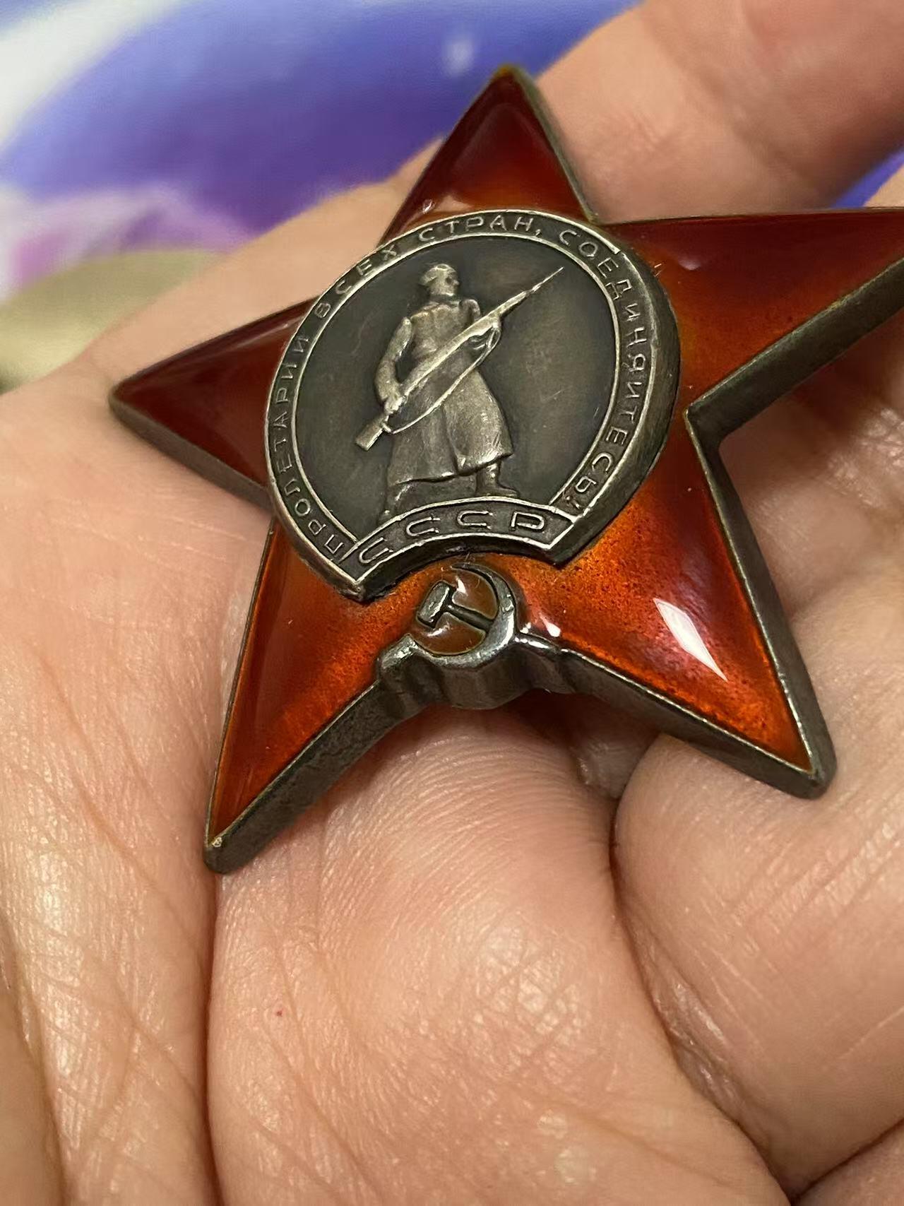 苏联勋章奖章5月21日晚上九点结束在麦稀奇 找不到的加我qq或者微信都是184277308备注苏章拍卖。最好加微信群每次都会通知还有提前可以一口价的 最近会持续拍卖一些东西。 苏联二战红星勋章 1327205 好品无磕碰 佩戴痕迹都看不到 非常漂亮 极品品相连中间部分都保存的非常好 这个号段这个品相难见 Пешков Анатолий Степанович 第3独立山地驮马连排指挥员 兵种也挺特别 运送弹药获得