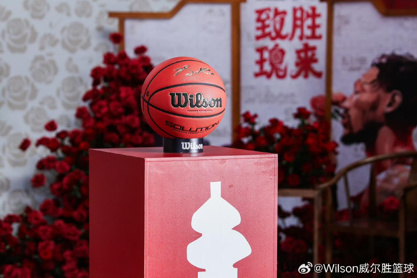 零元拍：  “风城玫瑰”德里克-罗斯签名Wilson威尔胜金标NBA用球，亲书“2008选秀第一顺位”！签于2025威尔胜“致胜瑰来”罗斯联名产品发布会！