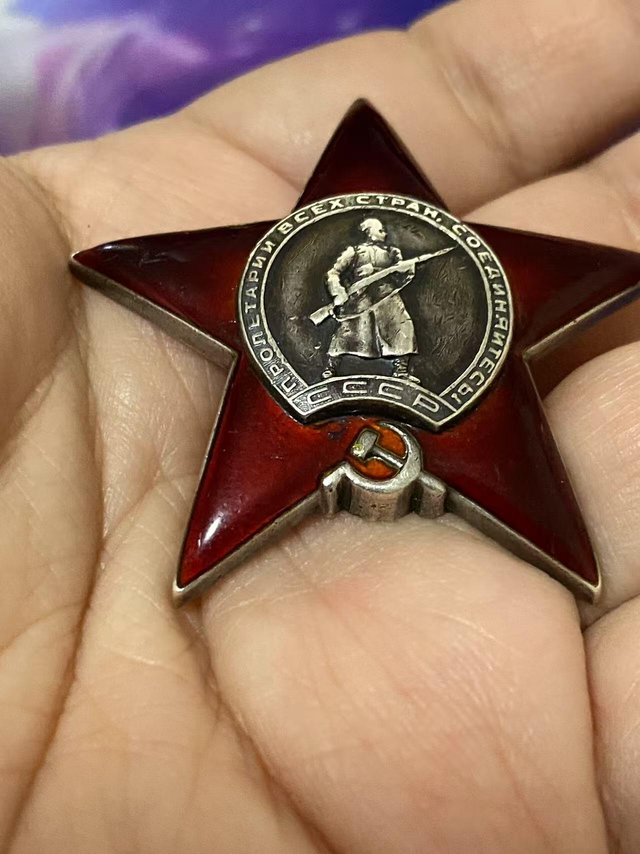 苏联勋章奖章5月21日晚上九点结束在麦稀奇 找不到的加我qq或者微信都是184277308备注苏章拍卖。最好加微信群每次都会通知还有提前可以一口价的 最近会持续拍卖一些东西。 苏联二战红星 1905542 火箭炮团 无线电员 好品无磕碰 佩戴痕迹 珠宝局版本 Шадрухин Сергей Васильевич 保障通讯获得 比较少的火箭炮团 269近卫后勤火箭炮团无线电员
