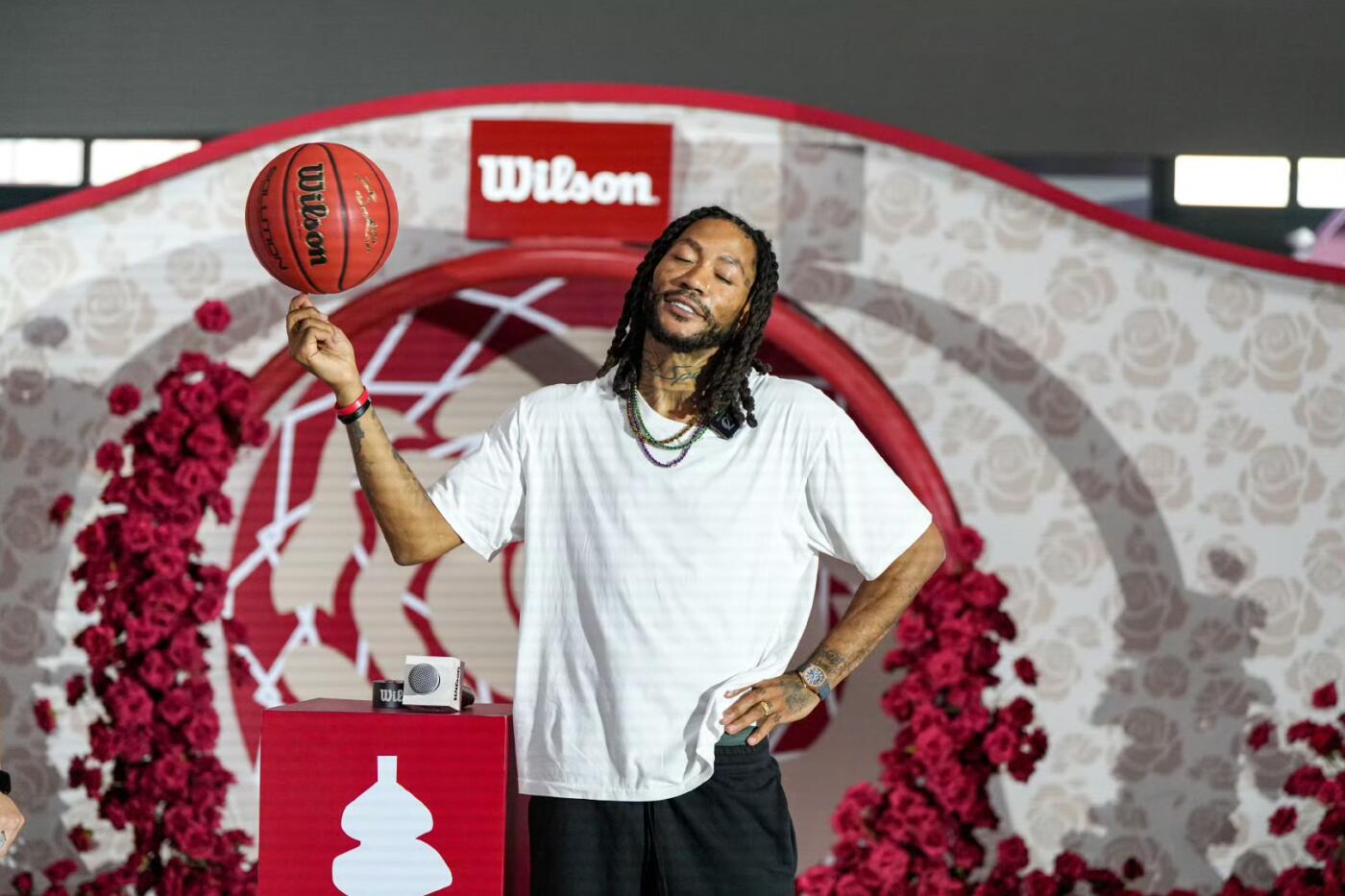 零元拍：  “风城玫瑰”德里克-罗斯签名Wilson威尔胜金标NBA用球，亲书“2008选秀第一顺位”！签于2025威尔胜“致胜瑰来”罗斯联名产品发布会！