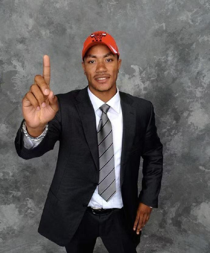 零元拍：  “风城玫瑰”德里克-罗斯签名Wilson威尔胜金标NBA用球，亲书“2008选秀第一顺位”！签于2025威尔胜“致胜瑰来”罗斯联名产品发布会！