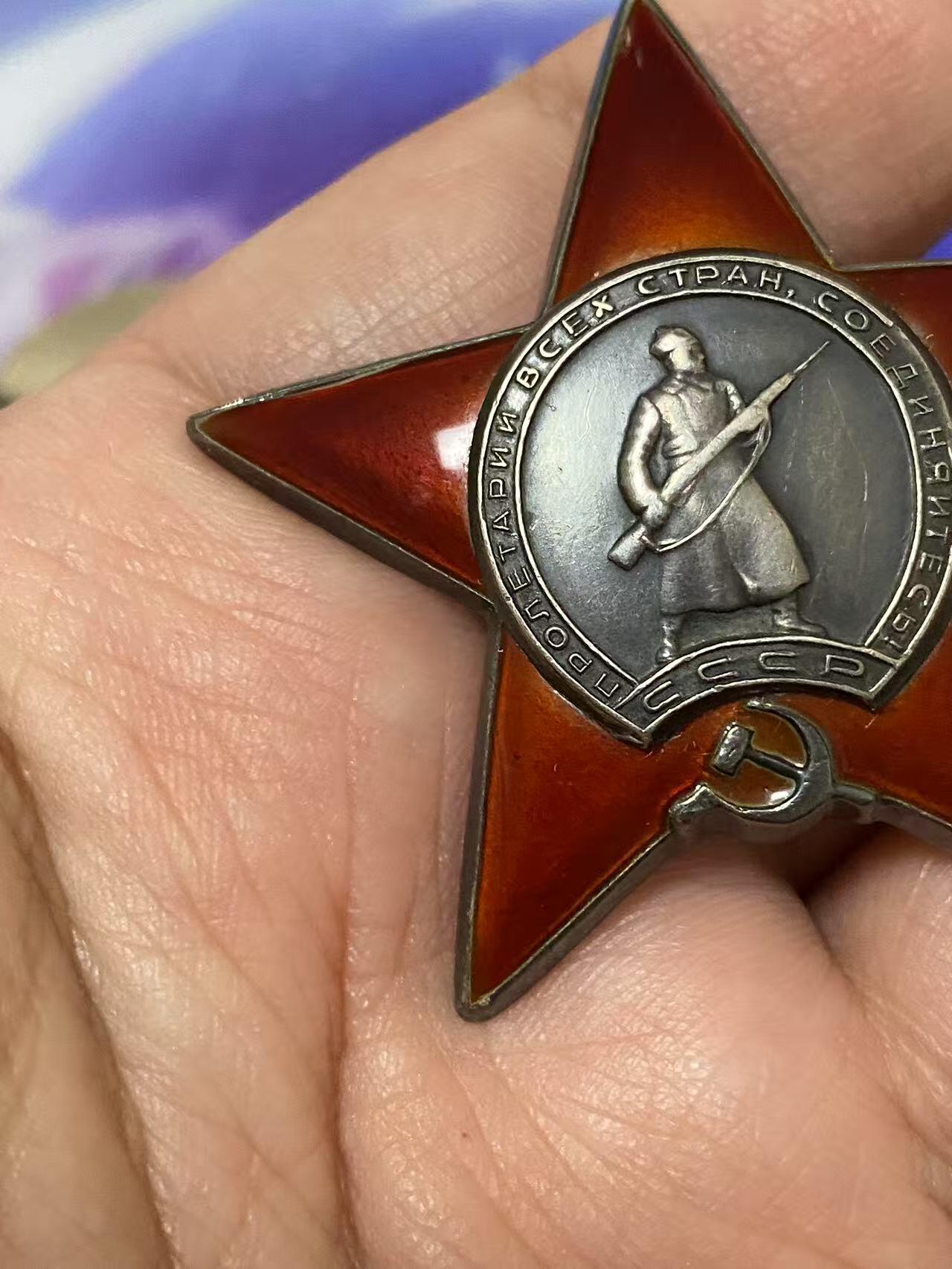 苏联勋章奖章5月21日晚上九点结束在麦稀奇 找不到的加我qq或者微信都是184277308备注苏章拍卖。最好加微信群每次都会通知还有提前可以一口价的 最近会持续拍卖一些东西。 苏联二战红星勋章 1327205 好品无磕碰 佩戴痕迹都看不到 非常漂亮 极品品相连中间部分都保存的非常好 这个号段这个品相难见 Пешков Анатолий Степанович 第3独立山地驮马连排指挥员 兵种也挺特别 运送弹药获得