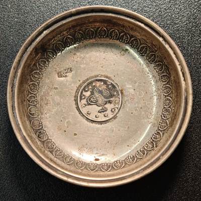 【德藏】世界币章拍卖第130期（拍品征集中~欢迎藏友联系） - 银币镶嵌 压花银盘 老包浆 直径约：70mm；重约：15.7g