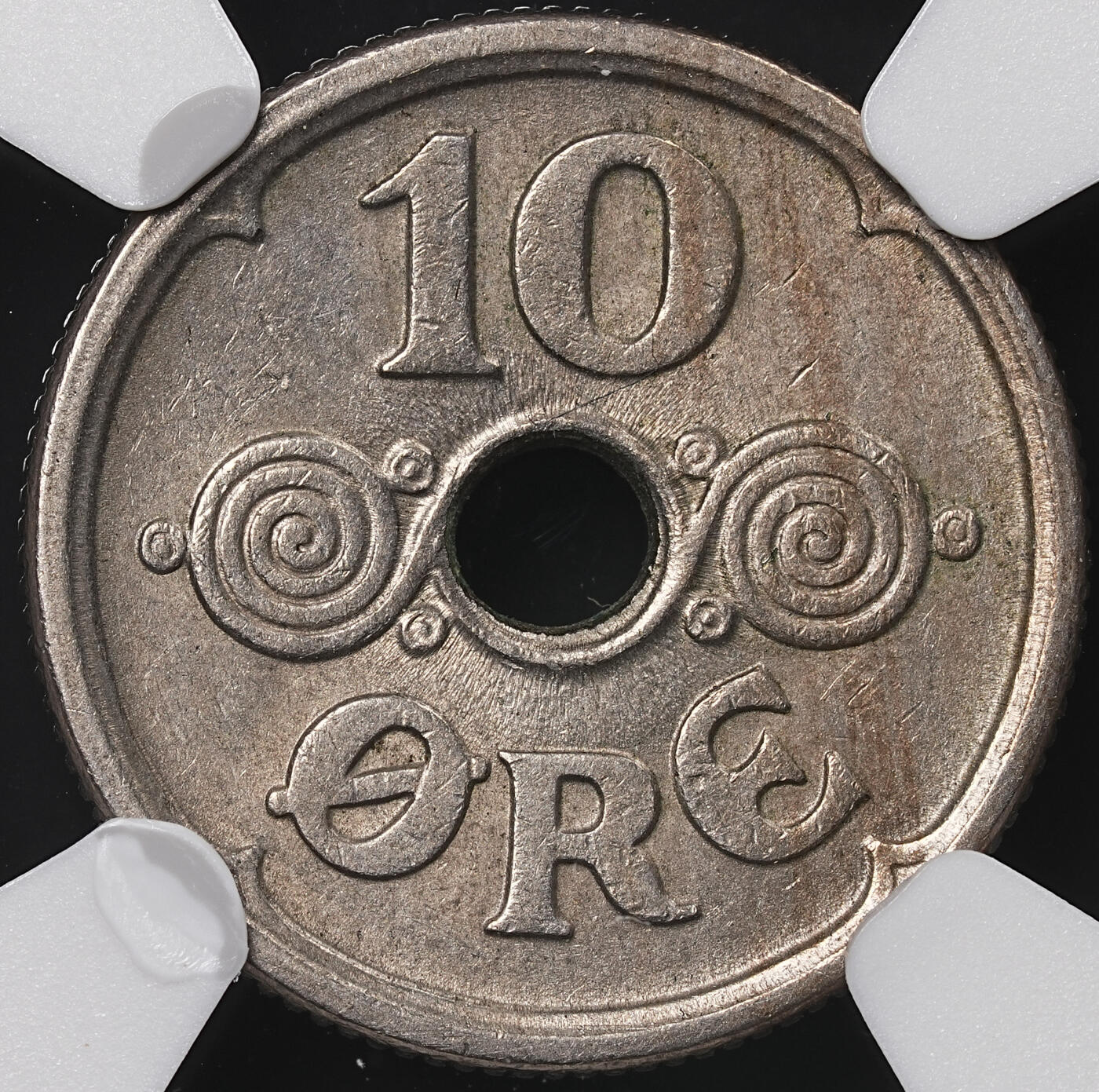 修遠堂世界钱币第七十期 NGC MS63 1925年丹麦中孔10欧尔