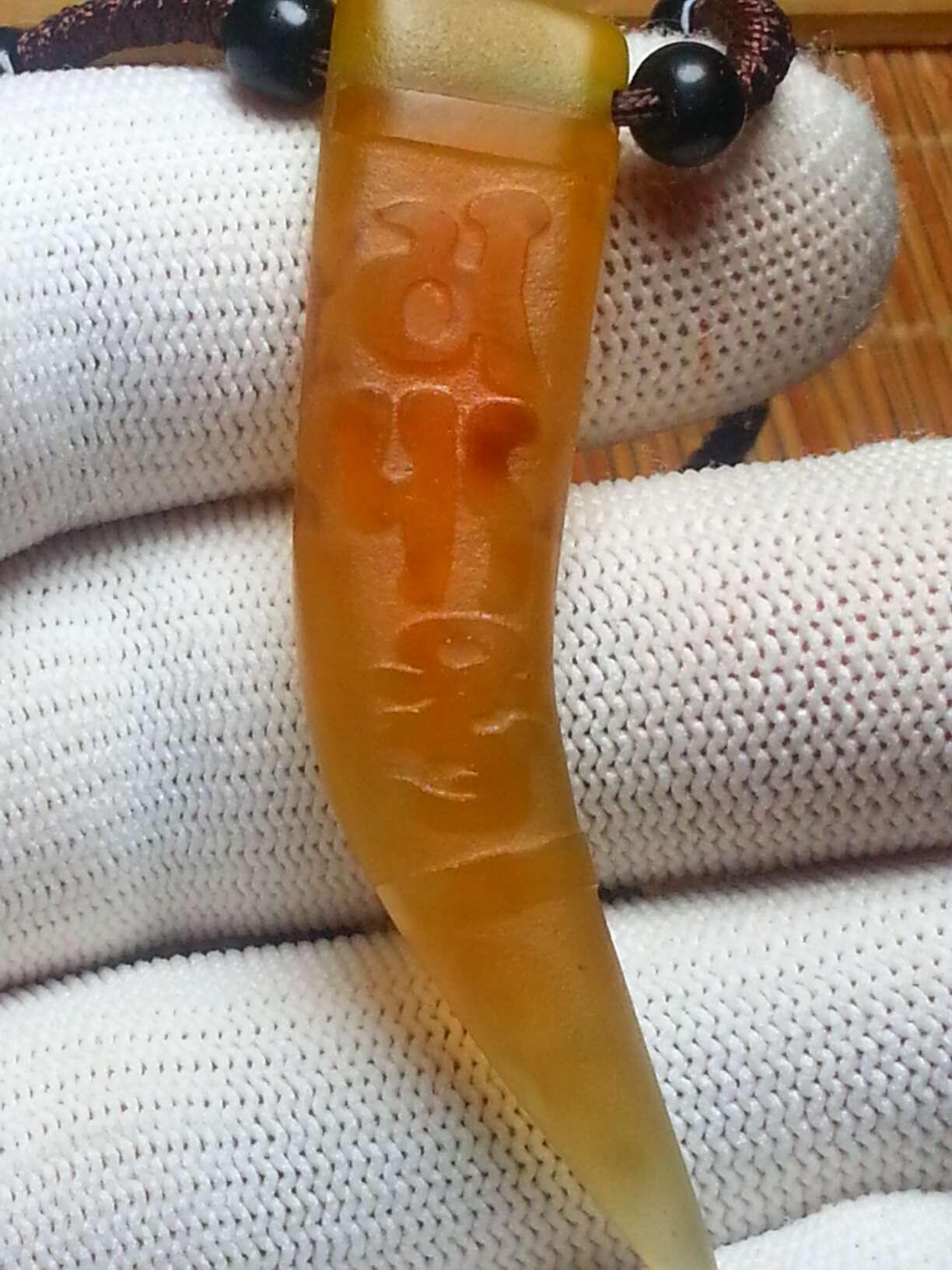 ❤️糖料玛瑙六字真言牙型双面雕锁骨链藏传珠(31006)规格63*14*8mm