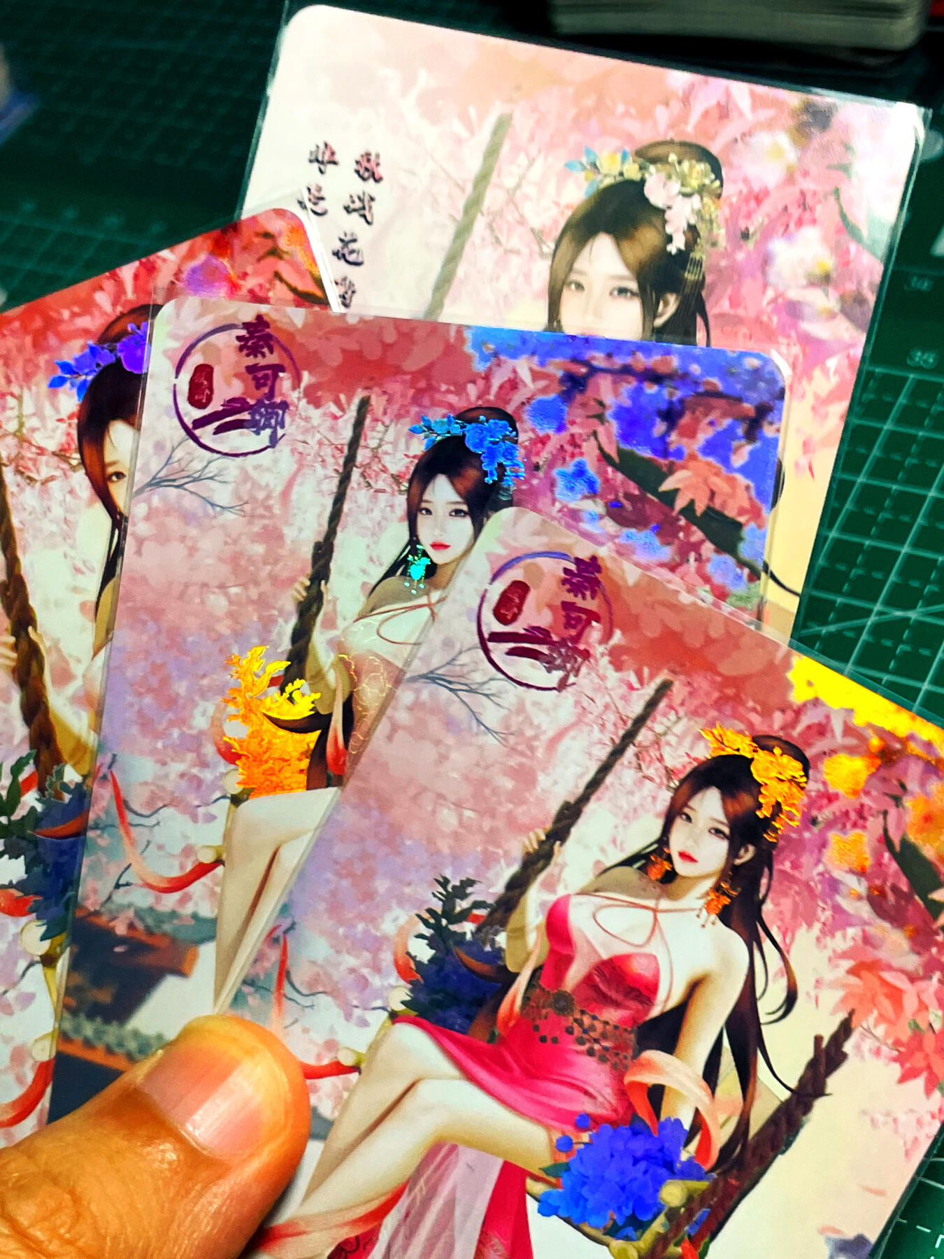 显眼宝15期 美人如玉 绘天阁卡牌  原创红楼梦正册系列  秦可卿三渐变带艺术卡  4张   折光彩闪  大卡尺寸63*88