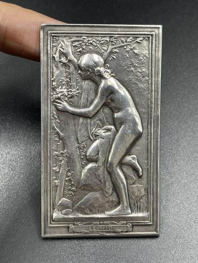「木头集藏」章牌专场-第56场 - D.Dupuis～法国“LE NID” 巢 银章，尺寸：66×37.5mm，57.2g，边铭：丰饶角 ARGENT， 名家代表作，经典清凉题材。