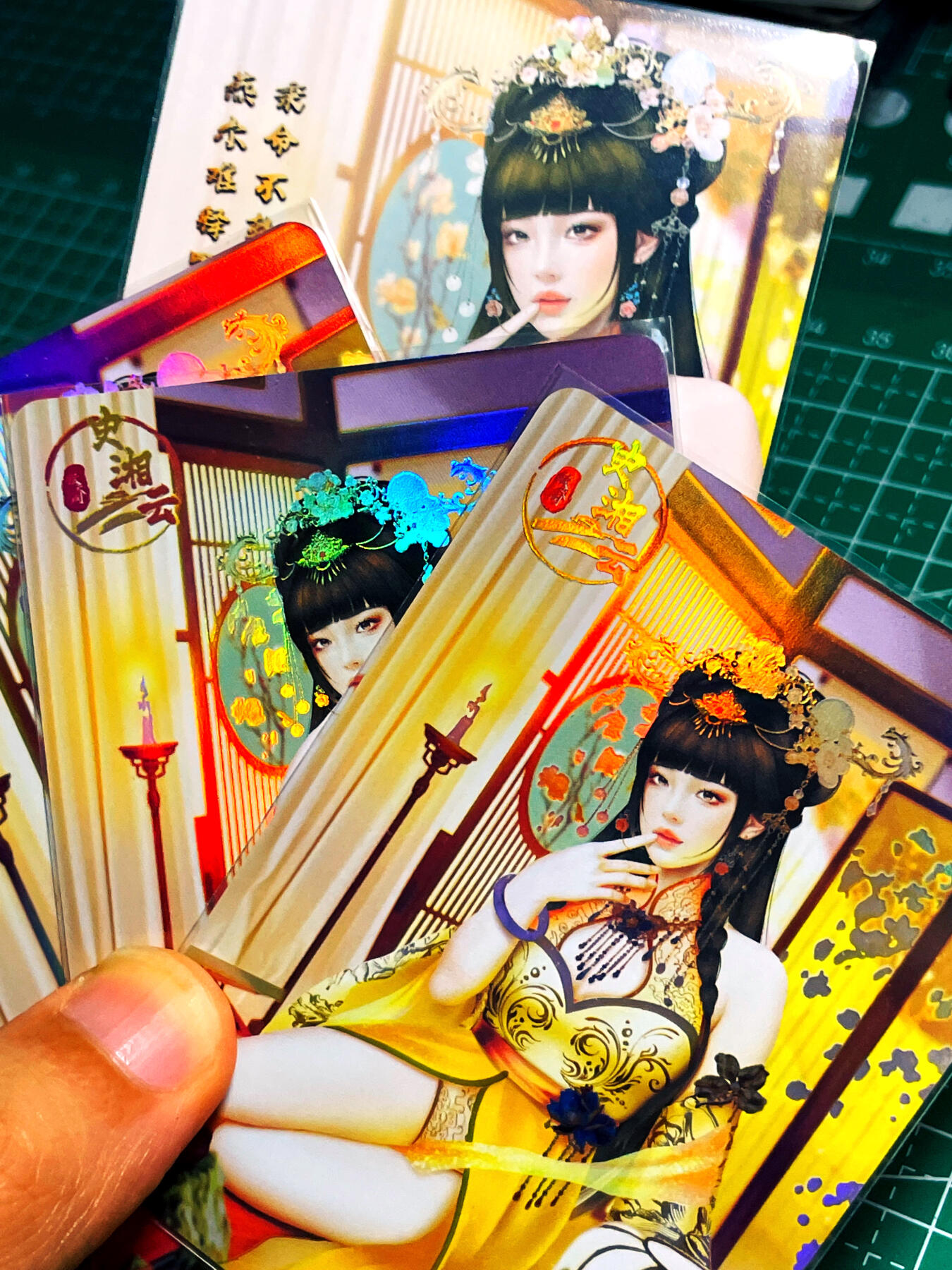 显眼宝15期 美人如玉 绘天阁卡牌  原创红楼梦正册系列  史湘云三渐变带艺术卡  4张   折光彩闪  大卡尺寸63*88