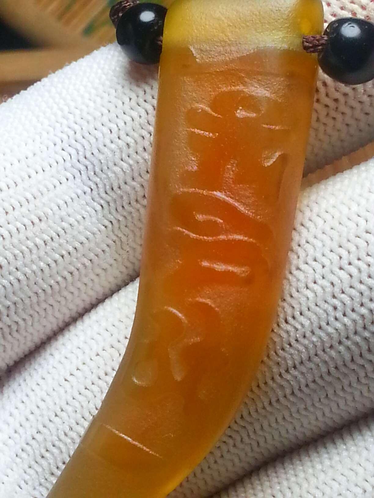❤️糖料玛瑙六字真言牙型双面雕锁骨链藏传珠(31006)规格63*14*8mm