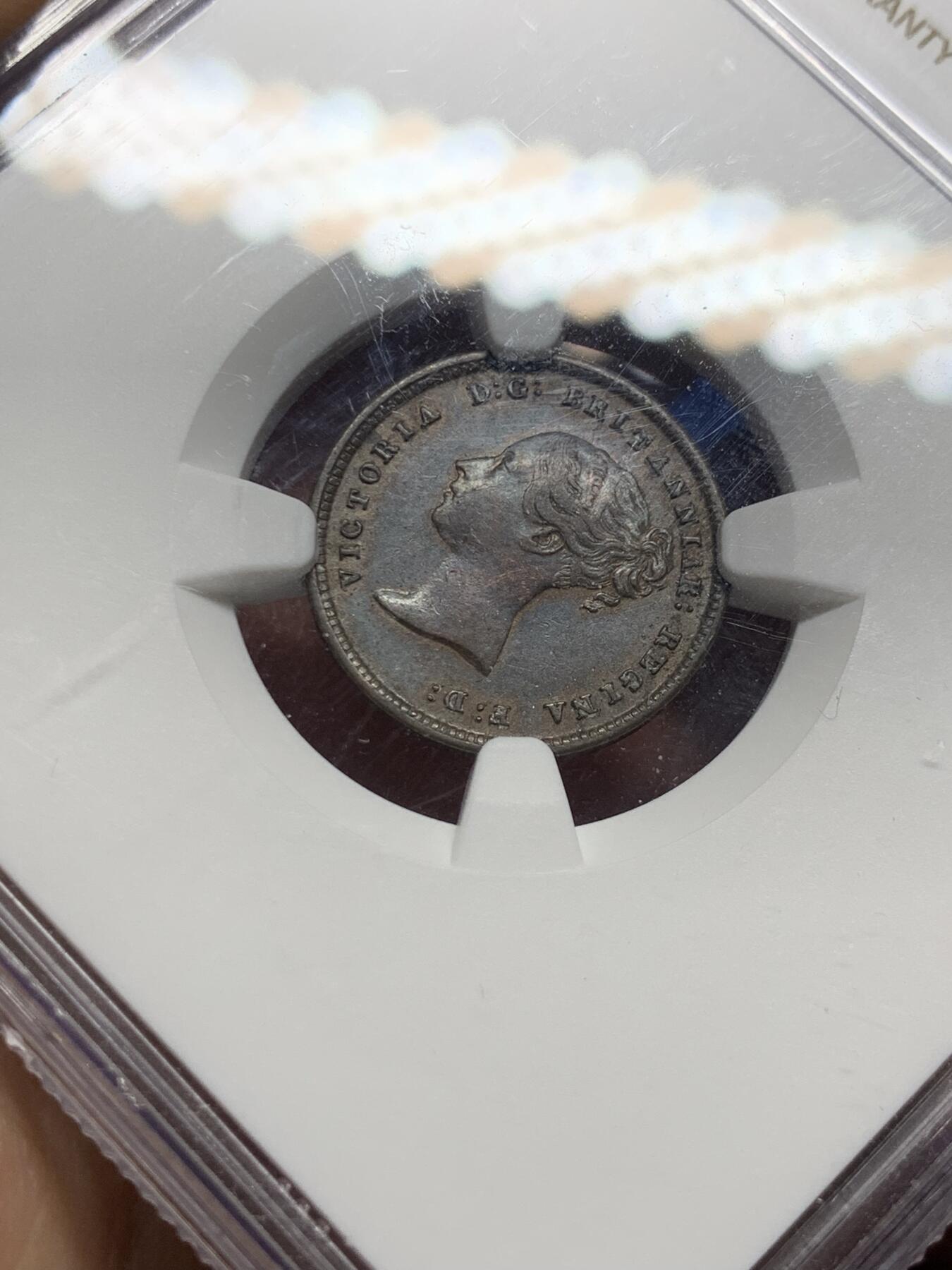 《竞宝斋》第382场 周日，周一，周二 3场连拍 （全场包邮） NGC AU58BN 英国 1843年 1/2法新 维多利亚年轻头像，极为稀少的高品相铜币，细节清晰，年轻女王的肖像依旧鲜明，金属光泽未曾褪色，岁月的痕迹轻柔地勾画出历史的轮廓