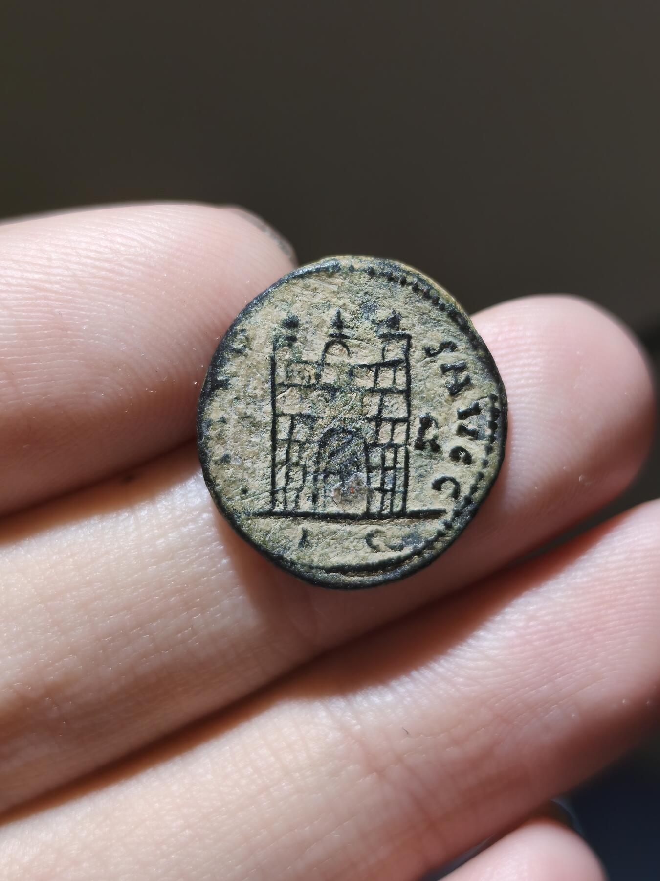 星盘钱币拍卖5.28场 老孙旧藏回流！四帝共治时期·君士坦丁戎装富力铜币 CONSTANTINUS AVG背面为军营门 铭文VIRTVS AVGG意为“奥古斯都们的美德”，AVGG表示这一铜币打制于君士坦丁与李锡尼共治时期，名义上维持着四帝共治的优良传统，在不久的将来，他会亲手终结这个戴克里先开创的时代