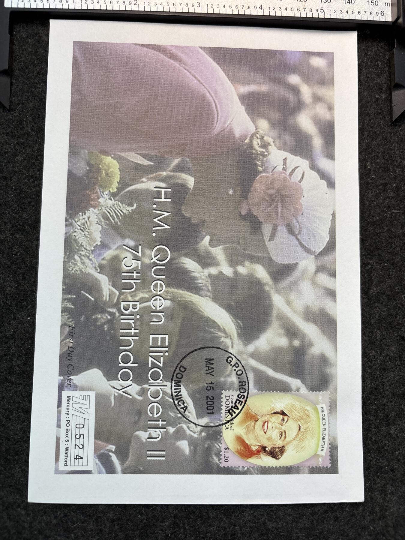 文馨钱币收藏第 247 场，一手货源英国皇室，女王信封，邮票，相册，书籍，明信片专场，本场无单件佣金，不寄存，中拍不够包邮条件请支付运费，有存单的可以凑包邮，谢谢合作 2001 年 5月 15 日多米尼克庆祝英国女王 75 岁生日邮票信封全新正品