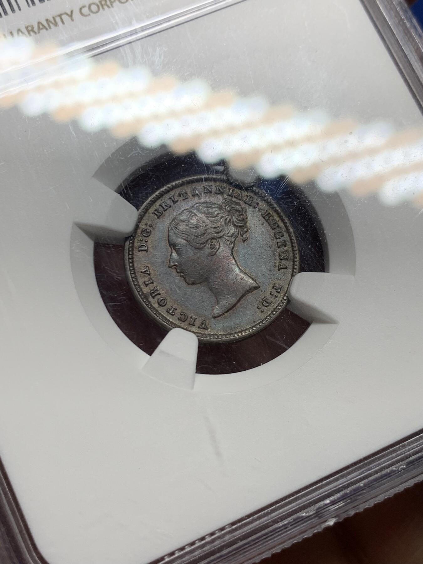 《竞宝斋》第382场 周日，周一，周二 3场连拍 （全场包邮） NGC AU58BN 英国 1843年 1/2法新 维多利亚年轻头像，极为稀少的高品相铜币，细节清晰，年轻女王的肖像依旧鲜明，金属光泽未曾褪色，岁月的痕迹轻柔地勾画出历史的轮廓
