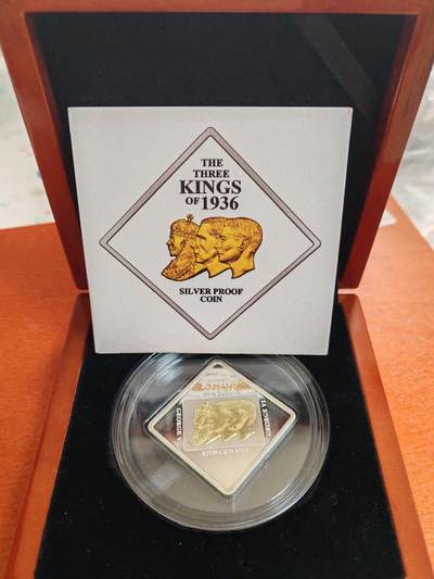 长老汇蛇年精选第十二场拍卖 2011纽埃1936英国3皇之年5元镀金精制方形银币，50克999银，2500枚，盒证全，局部有黑斑，介意者勿拍