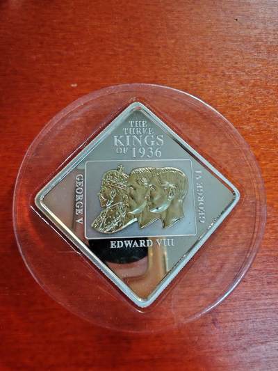 长老汇蛇年精选第十二场拍卖 2011纽埃1936英国3皇之年5元镀金精制方形银币，50克999银，2500枚，盒证全，局部有黑斑，介意者勿拍