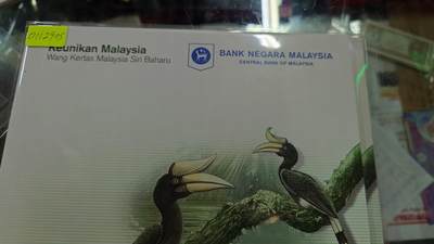 【世界钱币】微拍第179期暨2025年第18期  少量新品上架 2012年马来西亚1+5林吉特 塑料钞 首发AA冠两张全同号 全新绝品无47尾号905 原装册
