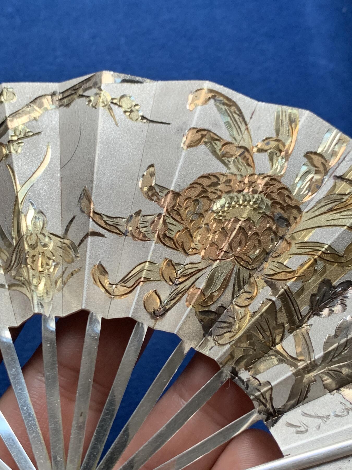 《竞宝斋》第382场 周日，周一，周二 3场连拍 （全场包邮） 日本制梅兰竹菊纯银扇子摆件 重约55.4克 带银标 应该是手工刻花 细节见图