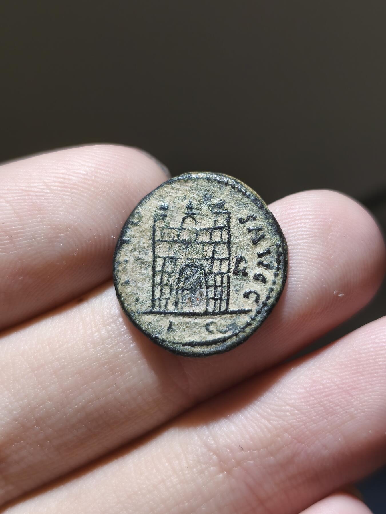 星盘钱币拍卖5.28场 老孙旧藏回流！四帝共治时期·君士坦丁戎装富力铜币 CONSTANTINUS AVG背面为军营门 铭文VIRTVS AVGG意为“奥古斯都们的美德”，AVGG表示这一铜币打制于君士坦丁与李锡尼共治时期，名义上维持着四帝共治的优良传统，在不久的将来，他会亲手终结这个戴克里先开创的时代