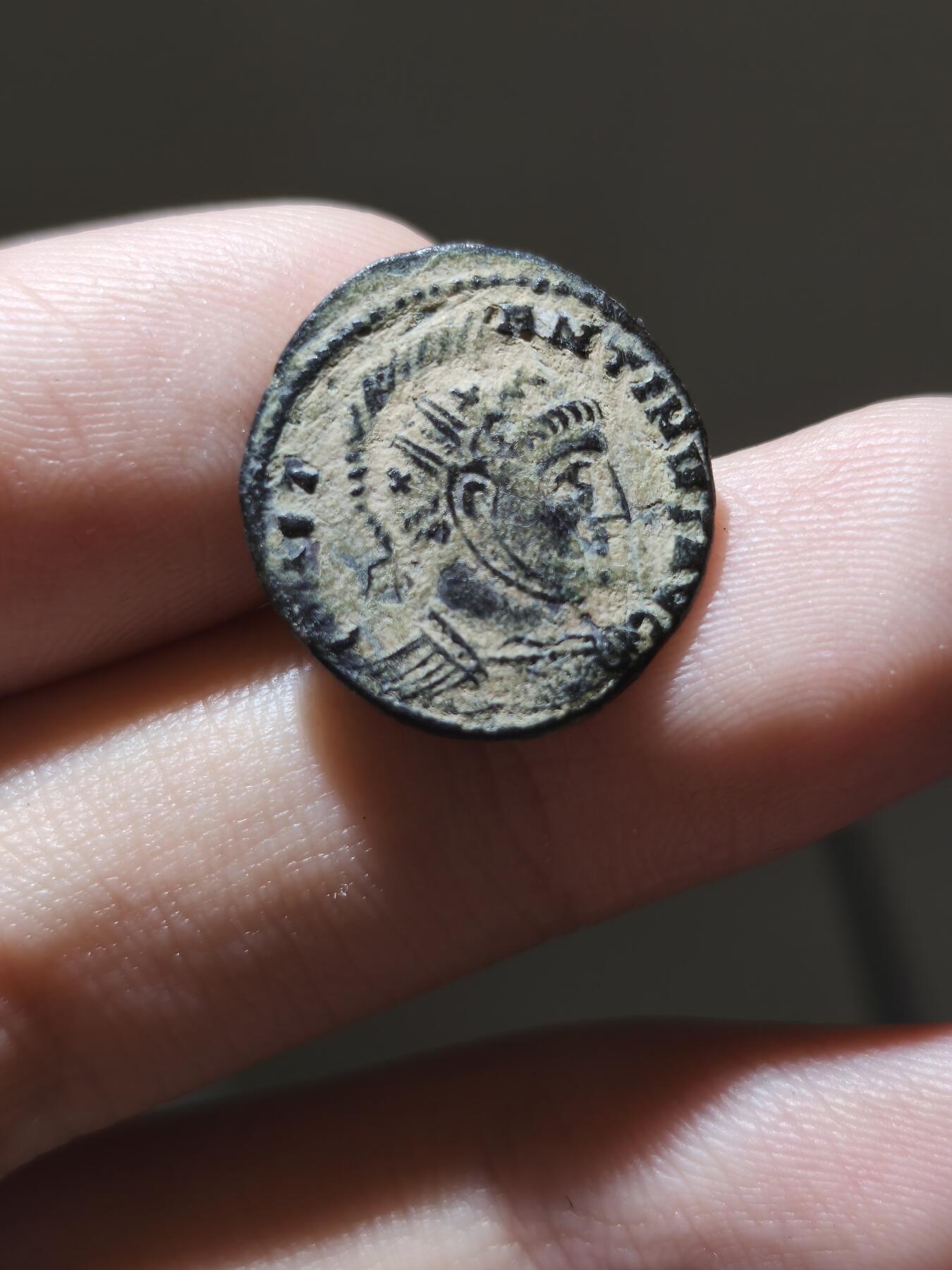 星盘钱币拍卖5.28场 老孙旧藏回流！四帝共治时期·君士坦丁戎装富力铜币 CONSTANTINUS AVG背面为军营门 铭文VIRTVS AVGG意为“奥古斯都们的美德”，AVGG表示这一铜币打制于君士坦丁与李锡尼共治时期，名义上维持着四帝共治的优良传统，在不久的将来，他会亲手终结这个戴克里先开创的时代