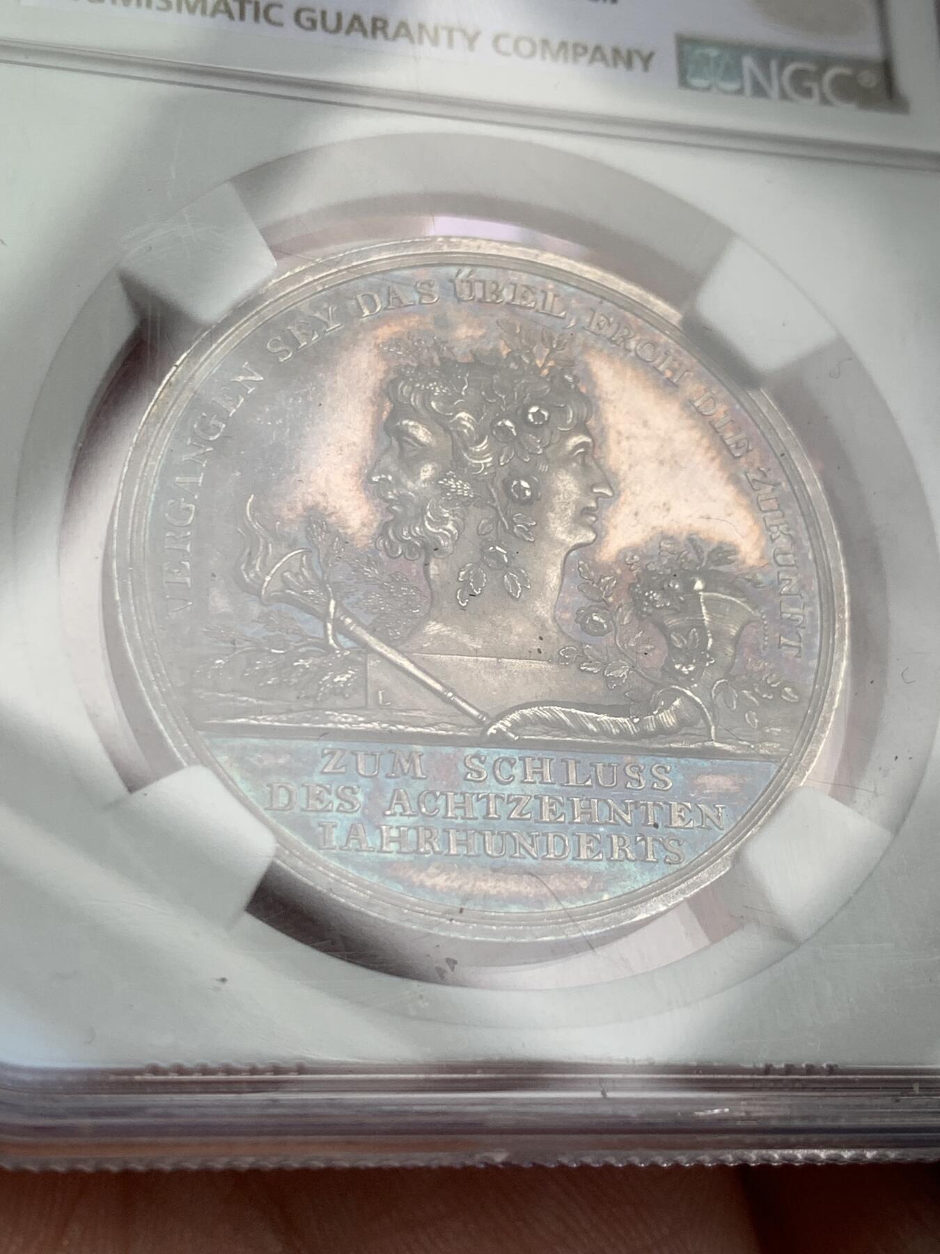 《竞宝斋》第382场 周日，周一，周二 3场连拍 （全场包邮） NGC UNC 德国1799年新世纪美好祝愿银章 纪念时光飞逝未来可期 名家Loos作品 PL底板 五彩包浆 精美迷人