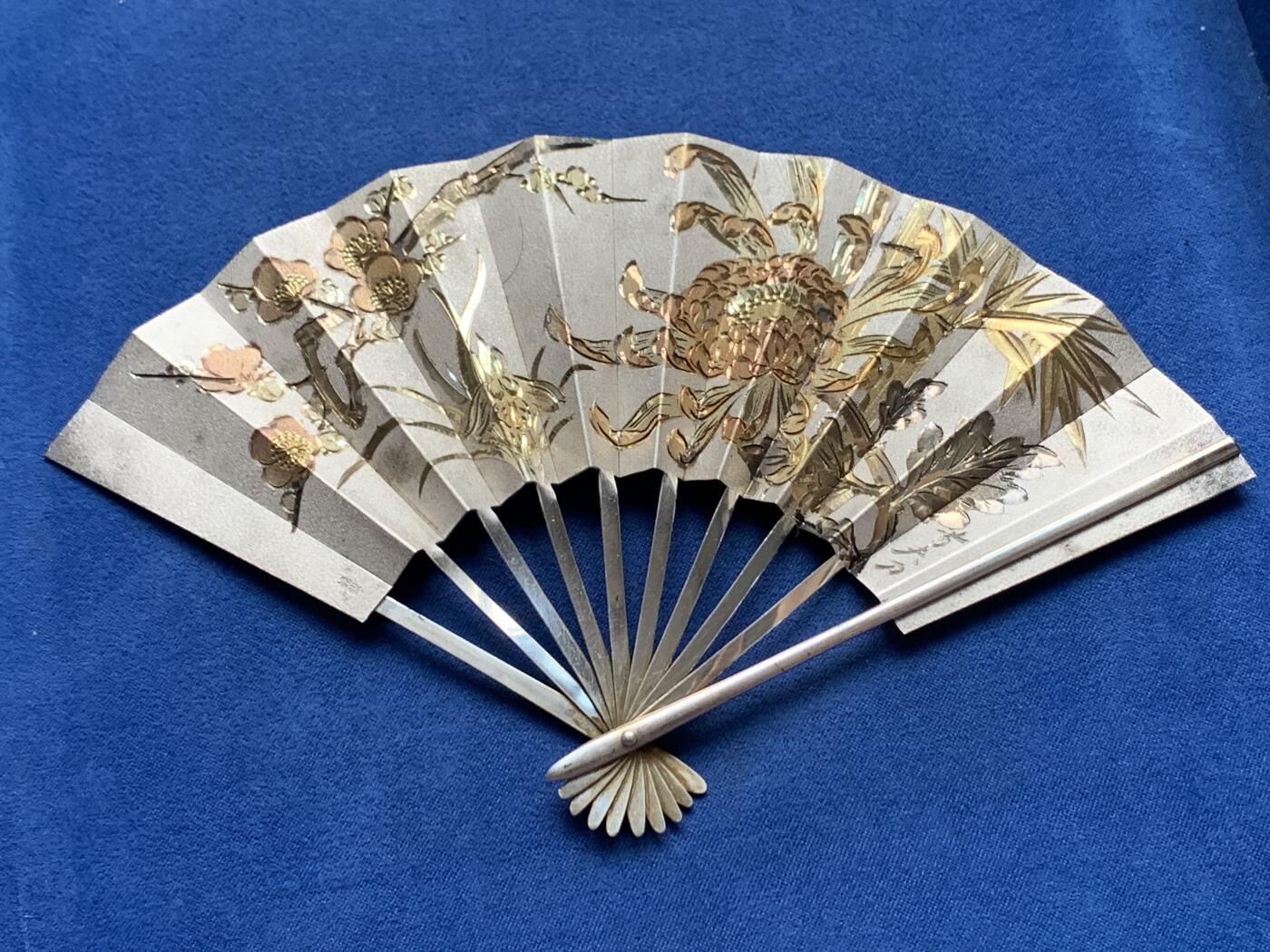 《竞宝斋》第382场 周日，周一，周二 3场连拍 （全场包邮） 日本制梅兰竹菊纯银扇子摆件 重约55.4克 带银标 应该是手工刻花 细节见图
