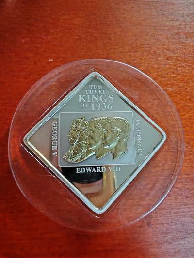 长老汇蛇年精选第十二场拍卖 2011纽埃1936英国3皇之年5元镀金精制方形银币，50克999银，2500枚，盒证全，局部有黑斑，介意者勿拍