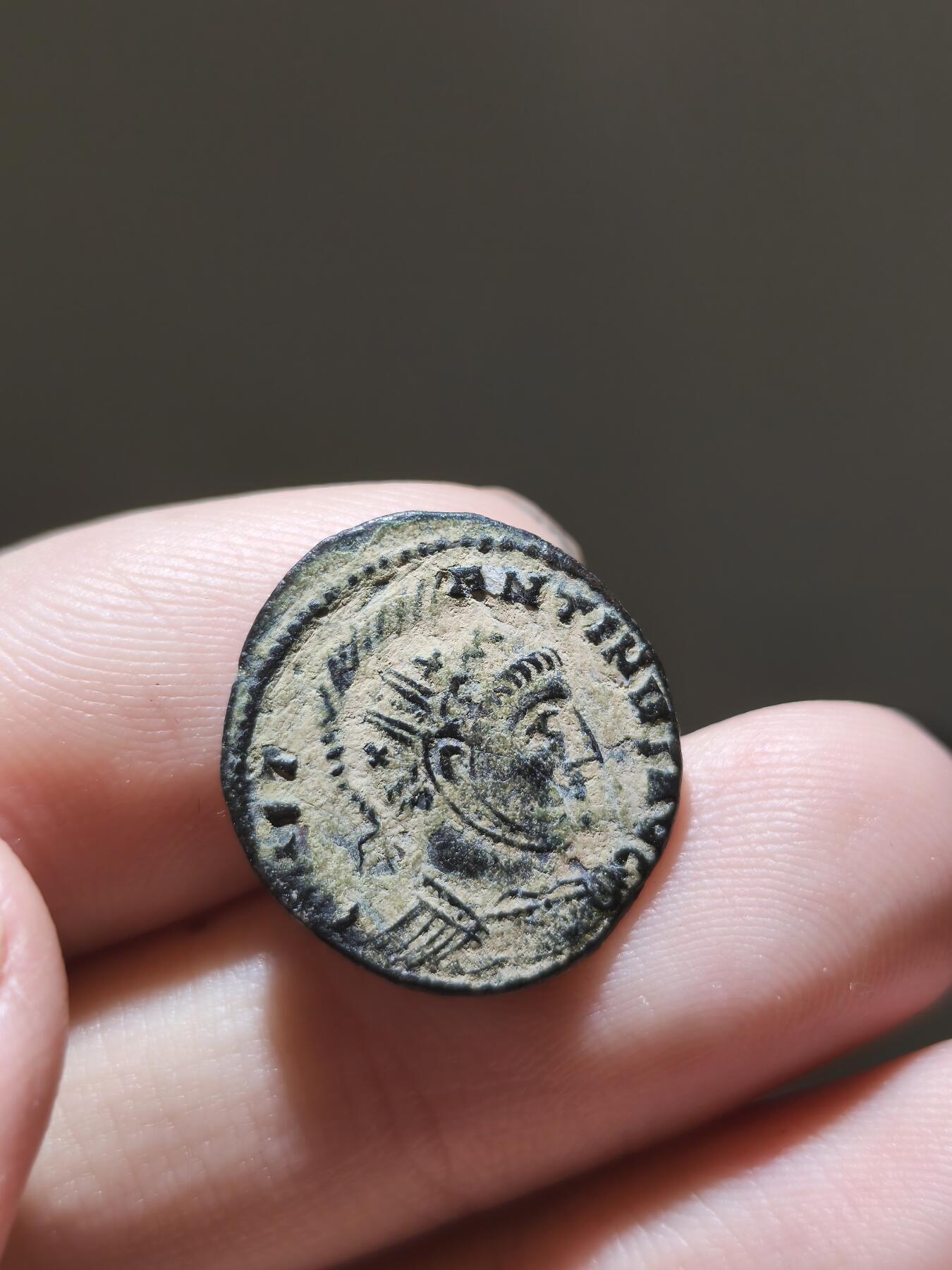 星盘钱币拍卖5.28场 老孙旧藏回流！四帝共治时期·君士坦丁戎装富力铜币 CONSTANTINUS AVG背面为军营门 铭文VIRTVS AVGG意为“奥古斯都们的美德”，AVGG表示这一铜币打制于君士坦丁与李锡尼共治时期，名义上维持着四帝共治的优良传统，在不久的将来，他会亲手终结这个戴克里先开创的时代