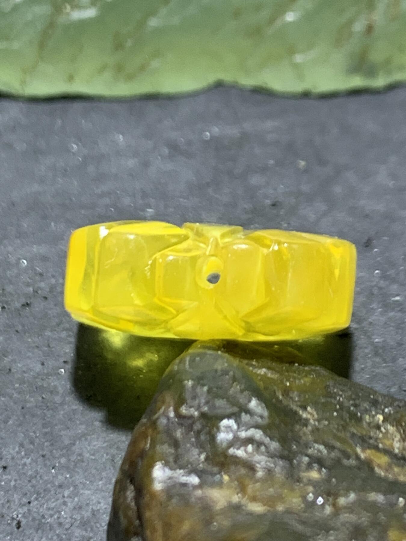 精美天然乌克兰原矿蜜蜡雕刻莲花背云（板珠，吊坠)一个，