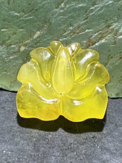 精美天然乌克兰原矿蜜蜡雕刻莲花背云（板珠，吊坠)一个， - 精美天然乌克兰原矿蜜蜡雕刻莲花背云（板珠，吊坠)一个，