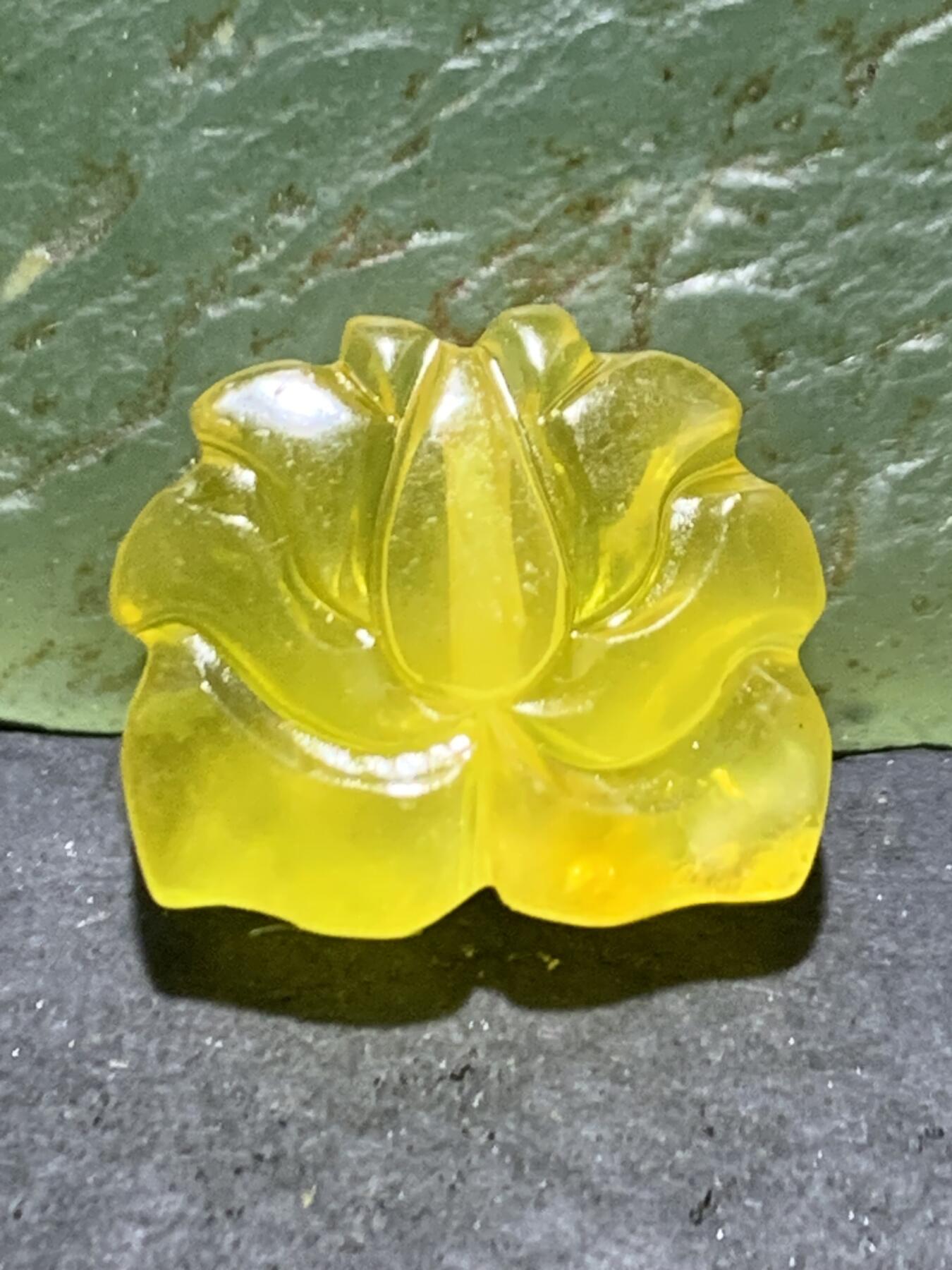 精美天然乌克兰原矿蜜蜡雕刻莲花背云（板珠，吊坠)一个，