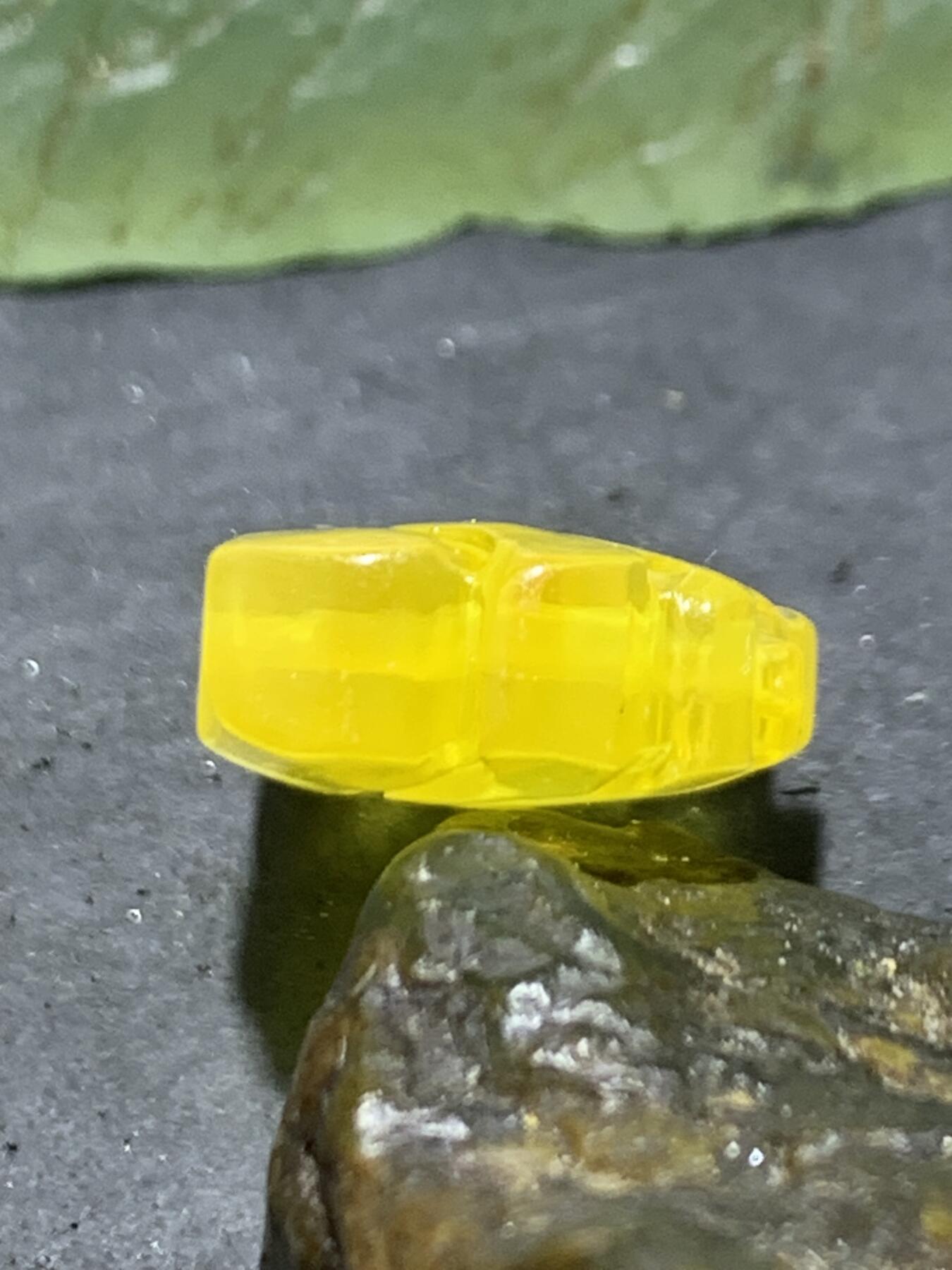 精美天然乌克兰原矿蜜蜡雕刻莲花背云（板珠，吊坠)一个，