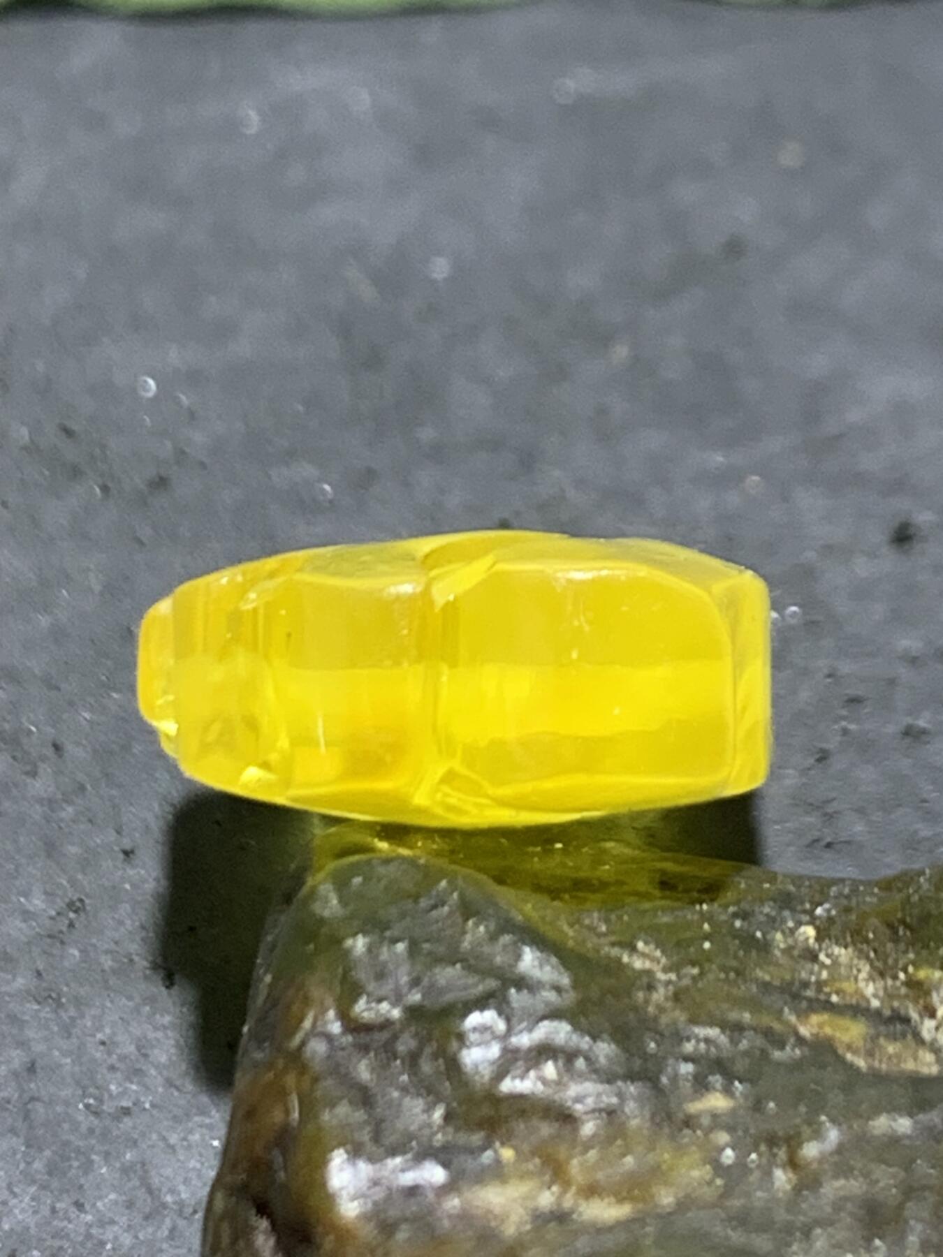 精美天然乌克兰原矿蜜蜡雕刻莲花背云（板珠，吊坠)一个，