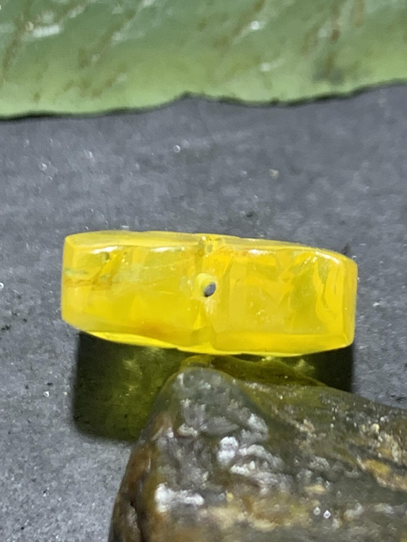 精美天然乌克兰原矿蜜蜡雕刻莲花背云（板珠，吊坠)一个，