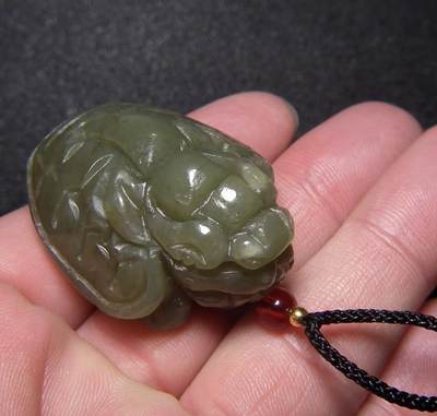 玉石翡翠玛瑙｜拍卖专场 和田青玉带糖色带孔立体圆雕龙龟小把件