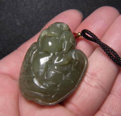 玉石翡翠玛瑙｜拍卖专场 和田青玉带糖色带孔立体圆雕龙龟小把件