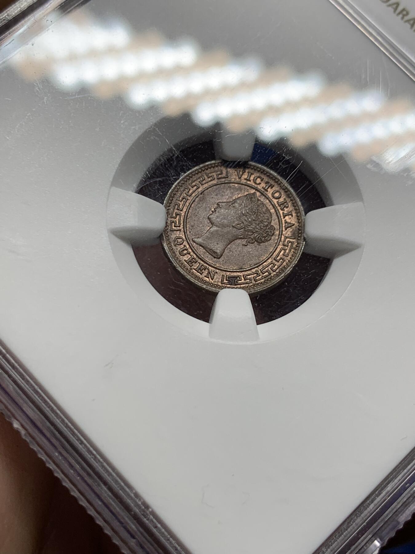 《竞宝斋》第383场 周日，周一，周二 3场连拍 （全场包邮） NGC MS64BN 锡兰（Ceylon）1890年 1/4仙 铜币 维多利亚女王左像，雕刻精致，红棕原色包浆温润。殖民地低面值小铜币，流通剧烈，存世高分尤为罕见。细节完整，静静承载着旧英属锡兰的殖民记忆与热带岛国的岁月余温