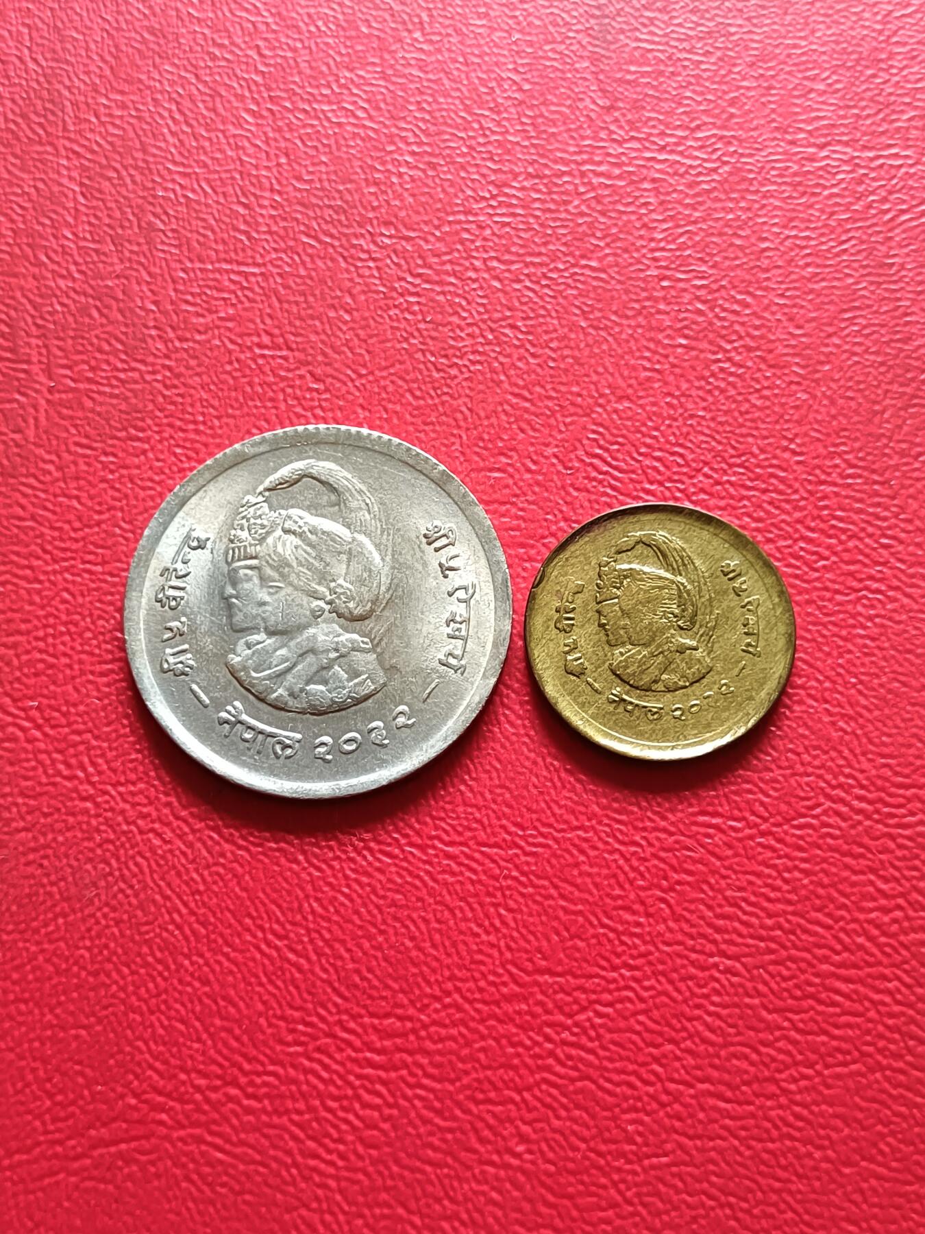 【云涧收藏】第二十八场 尼泊尔1975年1卢比，10派沙纪念币2枚