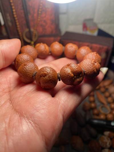苏工核雕放漏价纯手工 - 福利苏工核雕，纯手工雕刻，铁核短圆桔皮百态，个性十足，等待有缘人，市场无同款，尺寸1。8x1.7喜欢的来