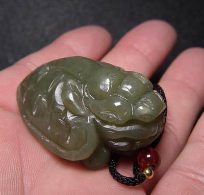 玉石翡翠玛瑙｜拍卖专场 和田青玉带糖色带孔立体圆雕龙龟小把件